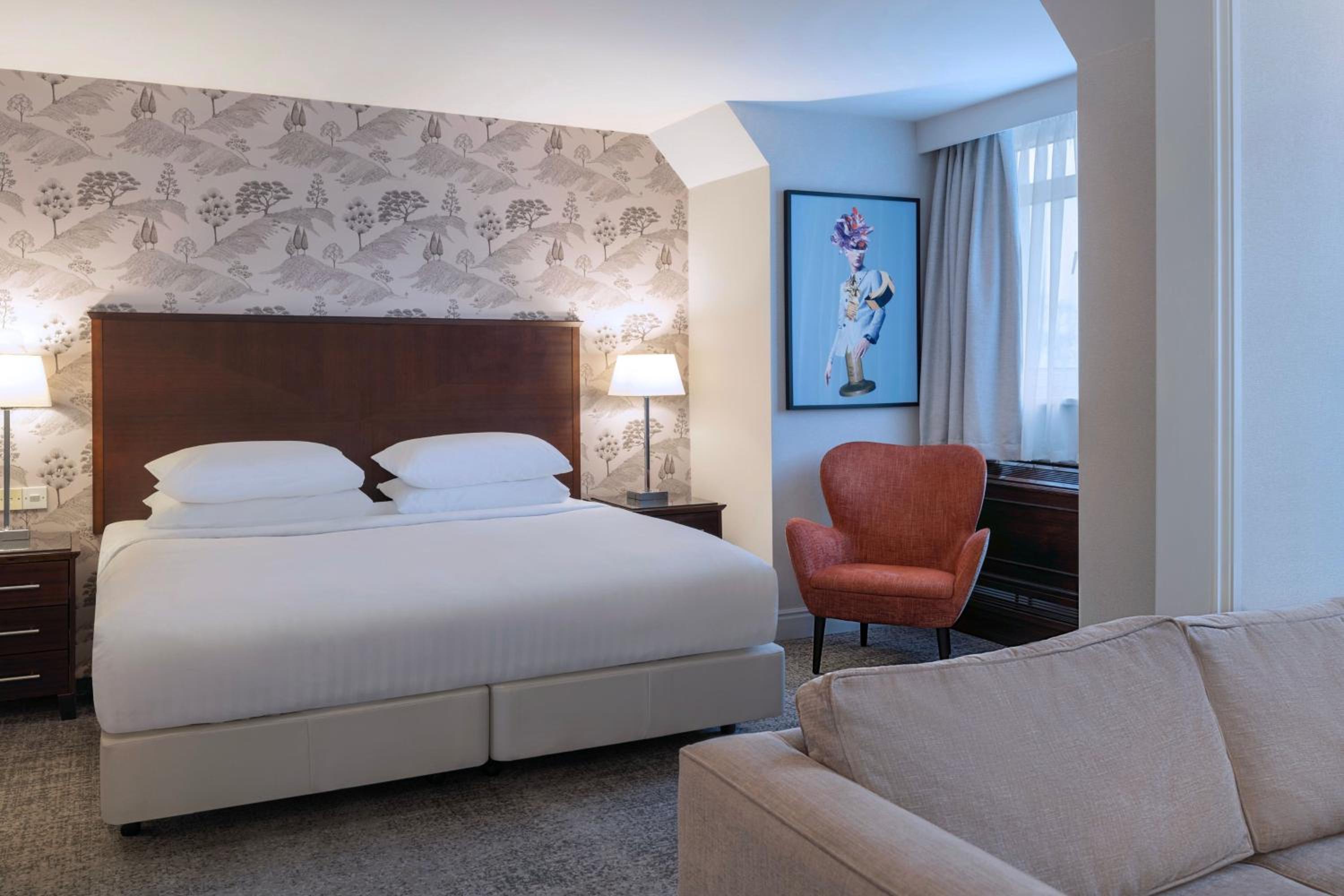 Superior King Room with Sofa Bed - Photo 2
