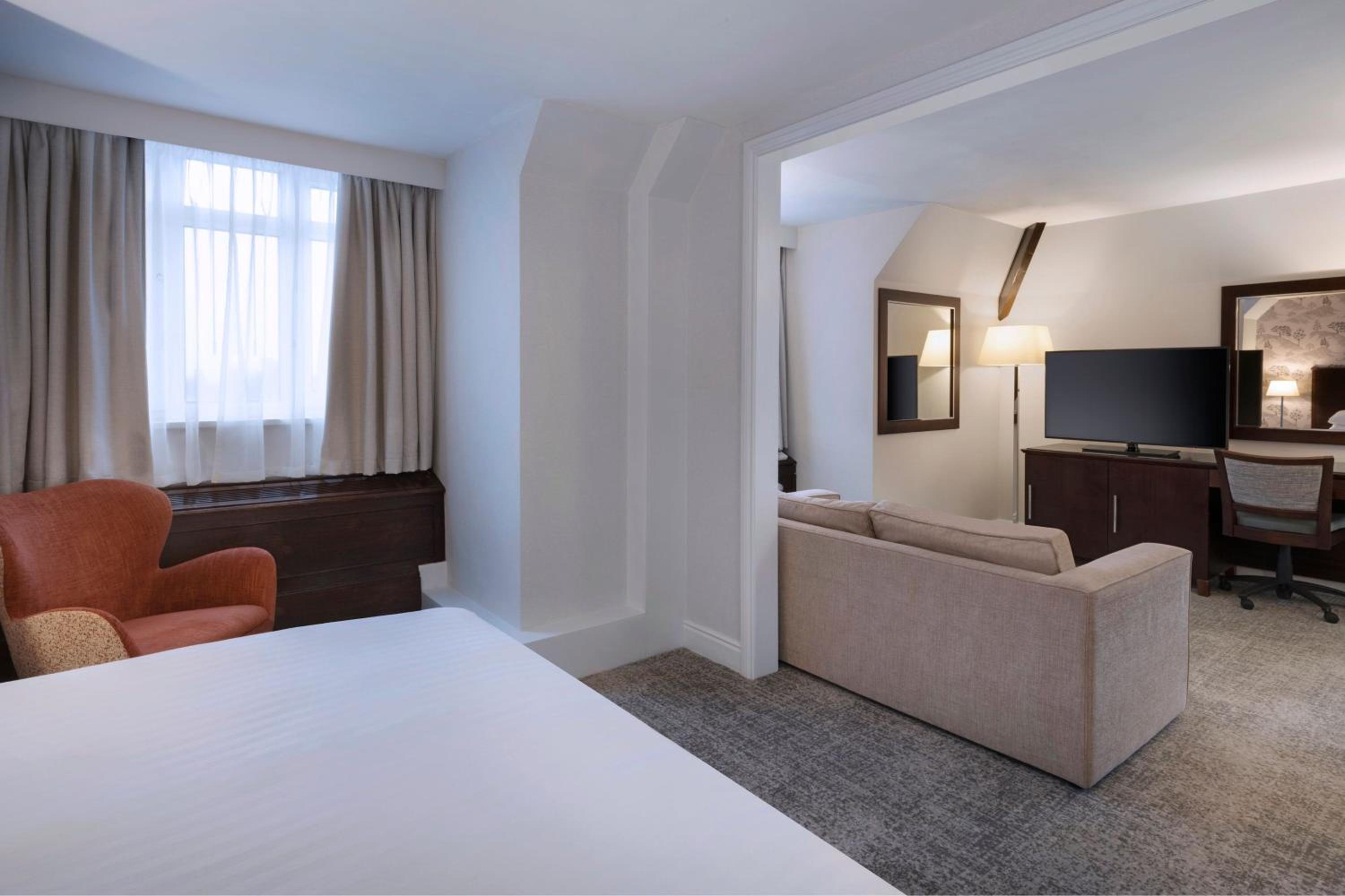 Superior King Room with Sofa Bed - Photo 3