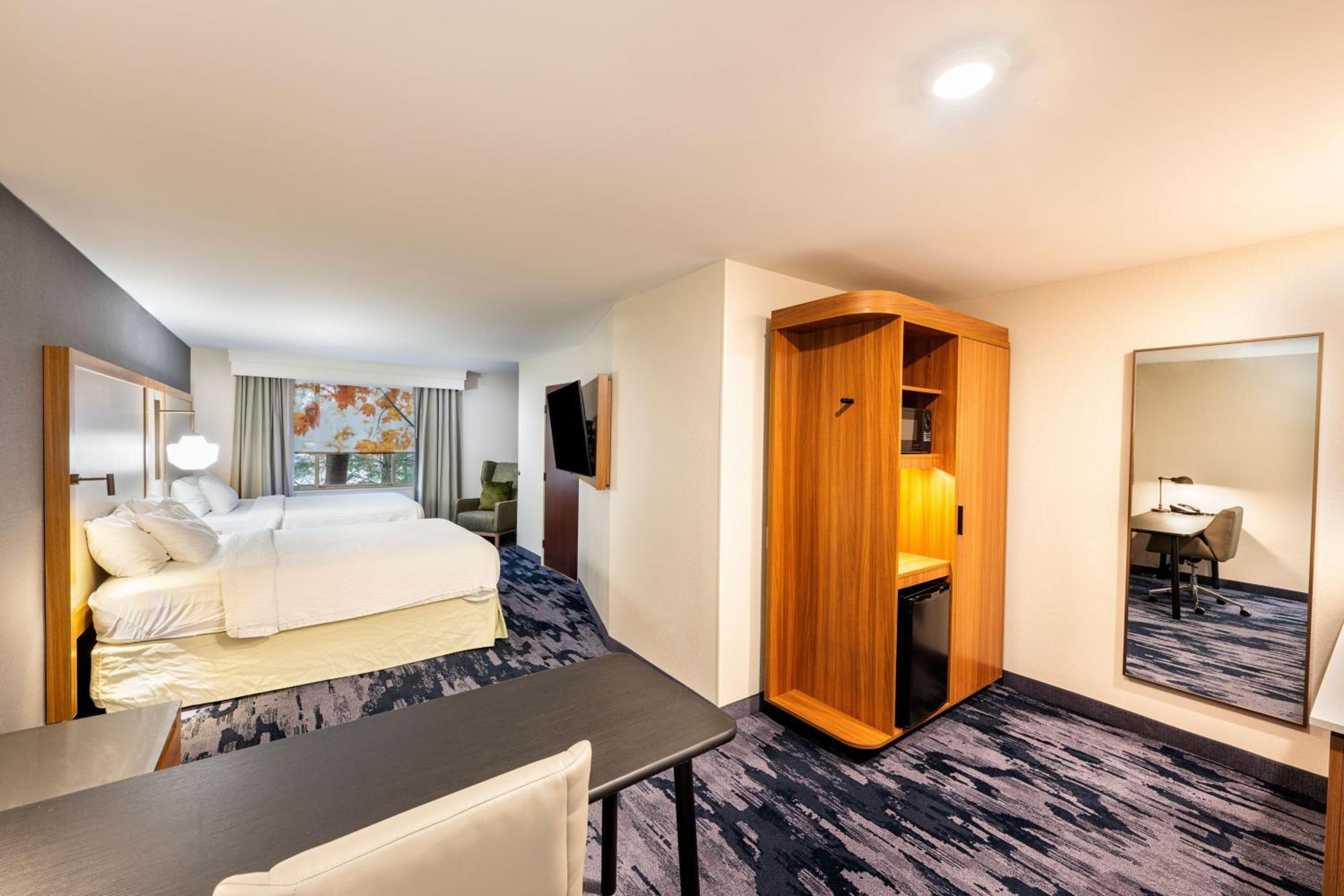 Queen Room with Two Queen Beds - Photo 2
