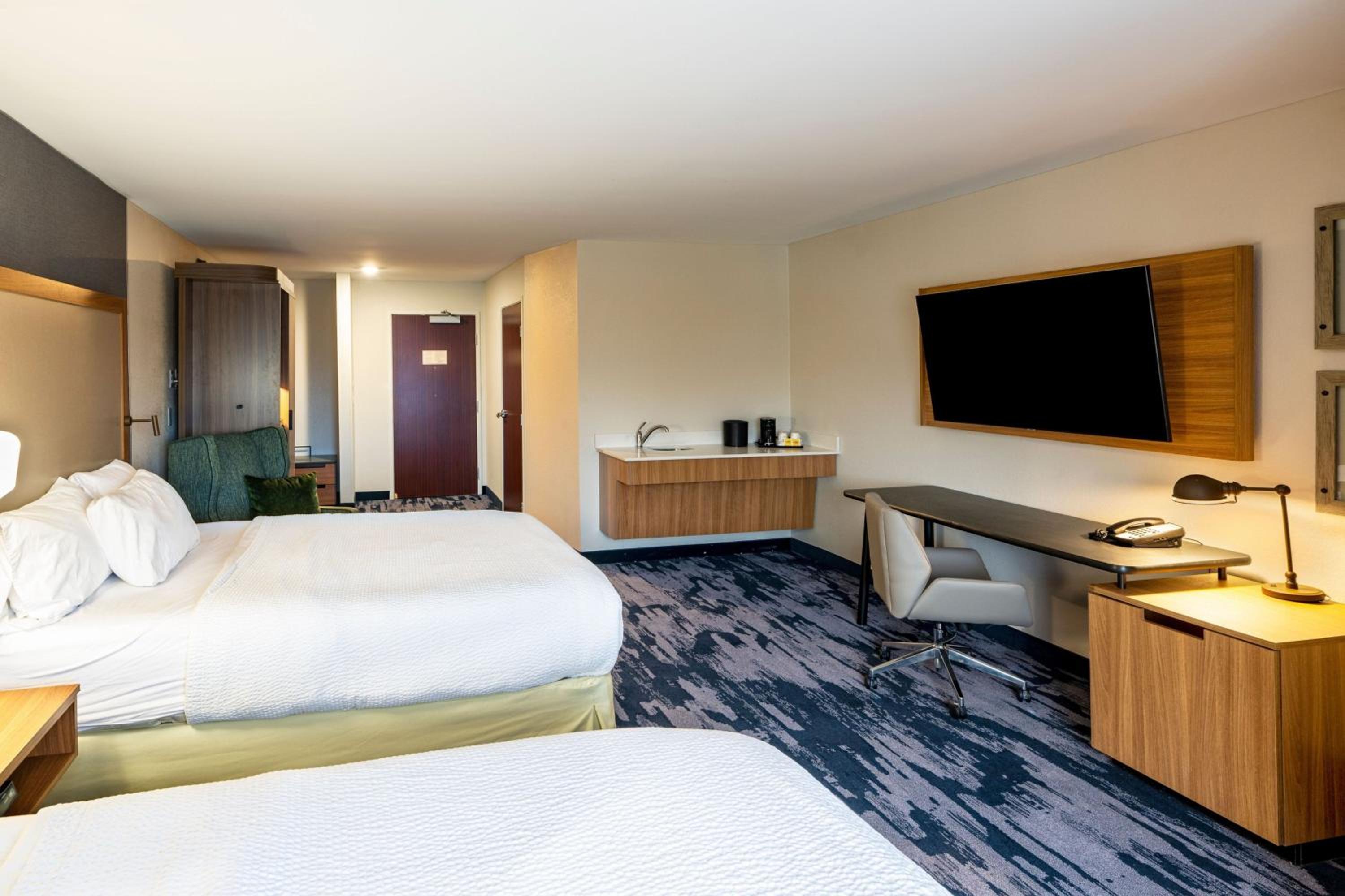 Queen Room with Two Queen Beds - Photo 4