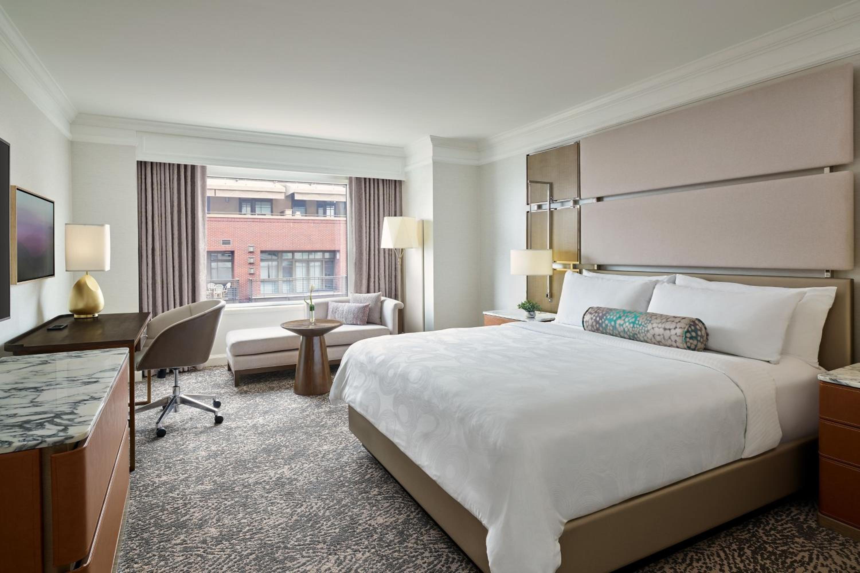 Deluxe King Room with Courtyard View - Photo 1