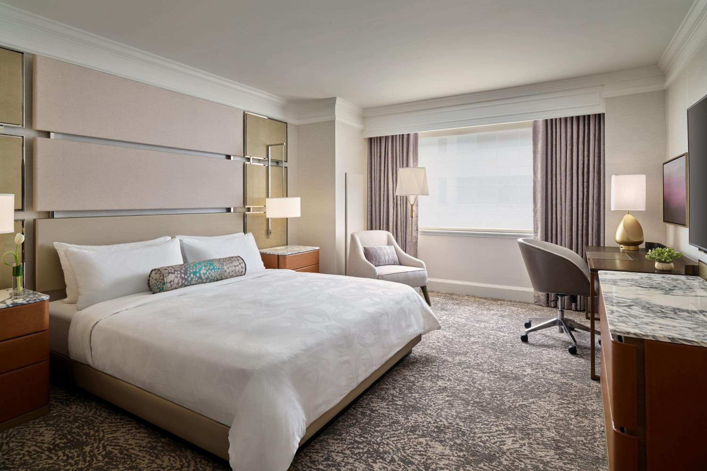 Deluxe King Room with Courtyard View - Photo 8
