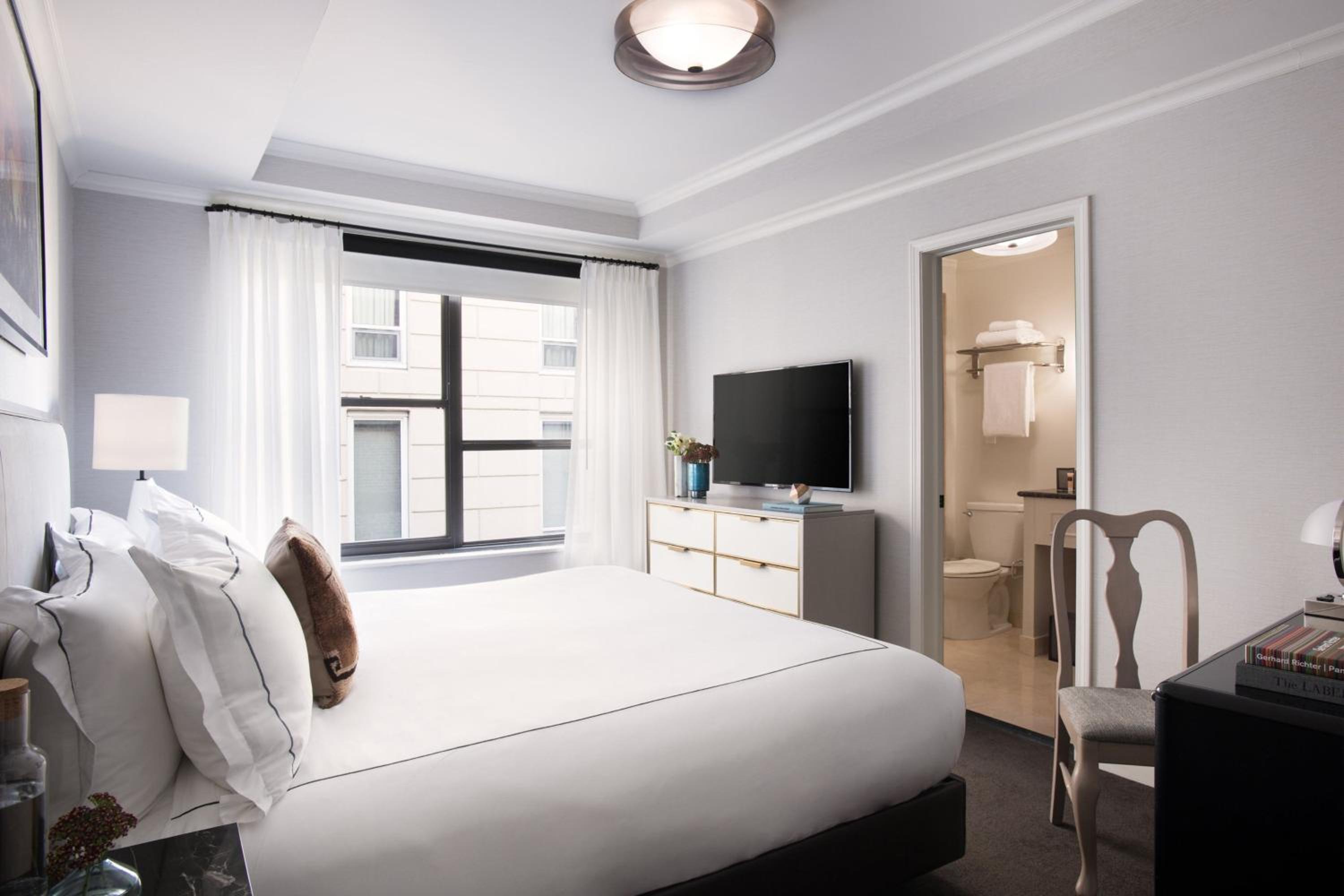 Standard King Room - Photo 4