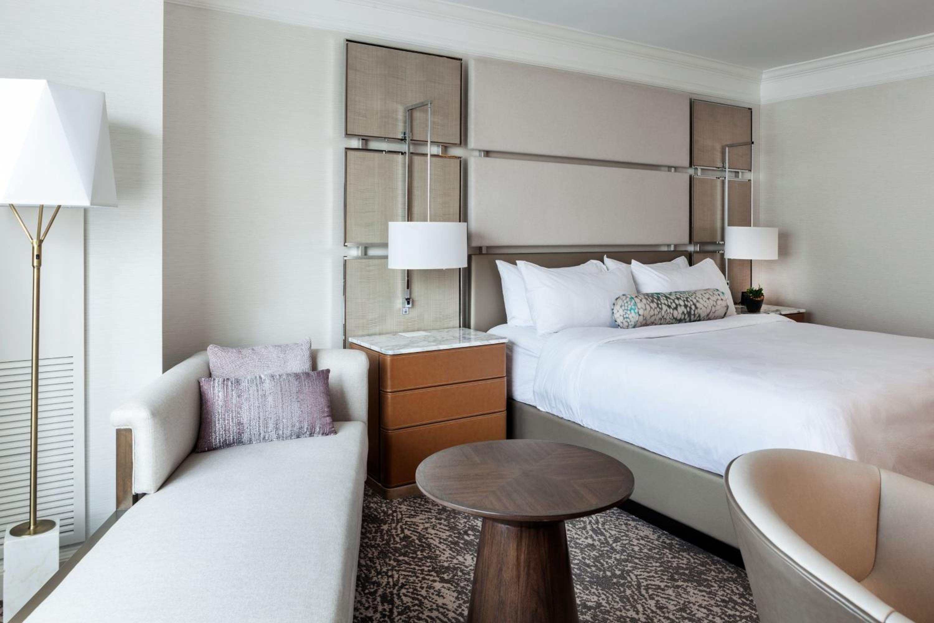Deluxe King Room with Courtyard View - Photo 6