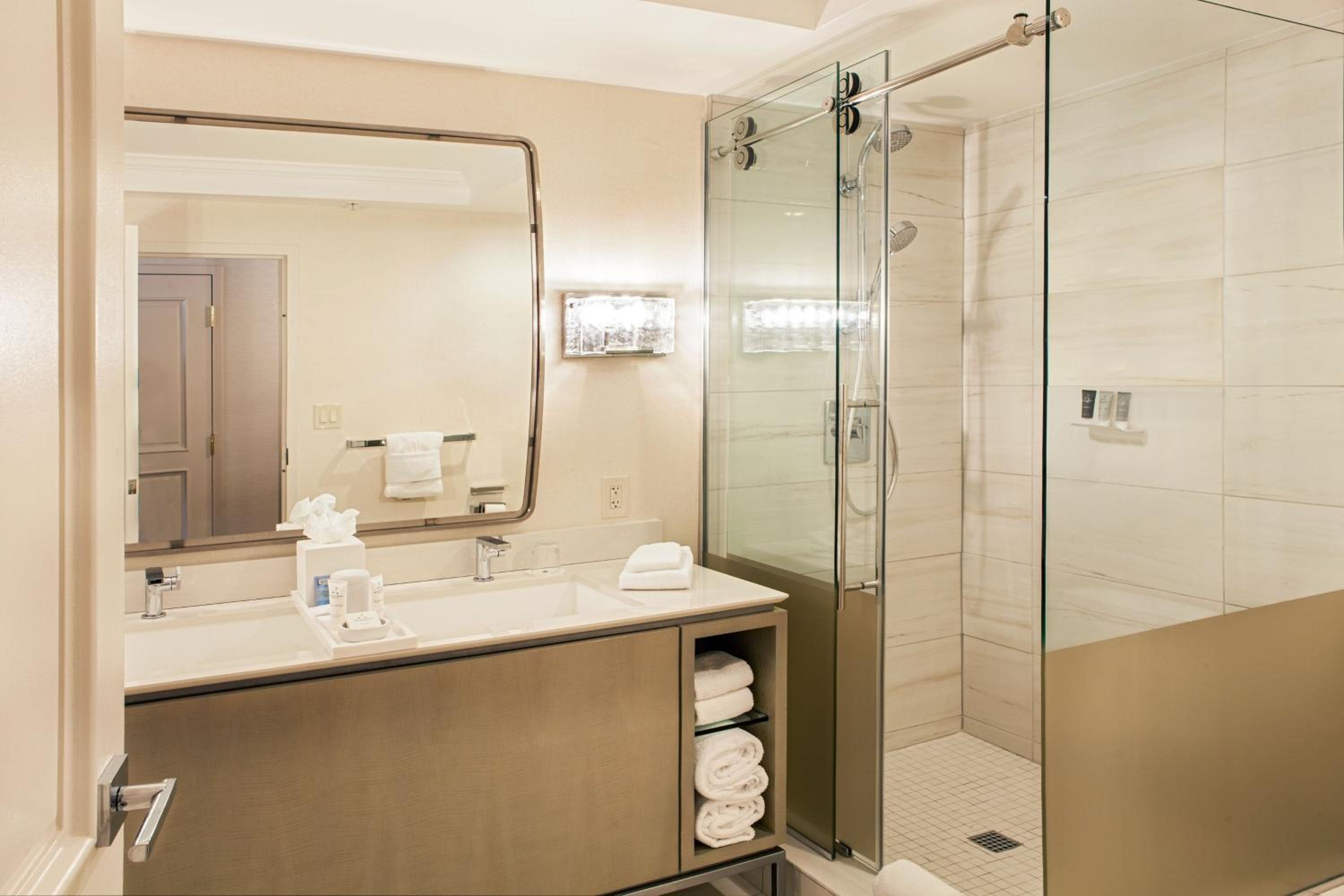 Deluxe King Room with Courtyard View - Photo 4
