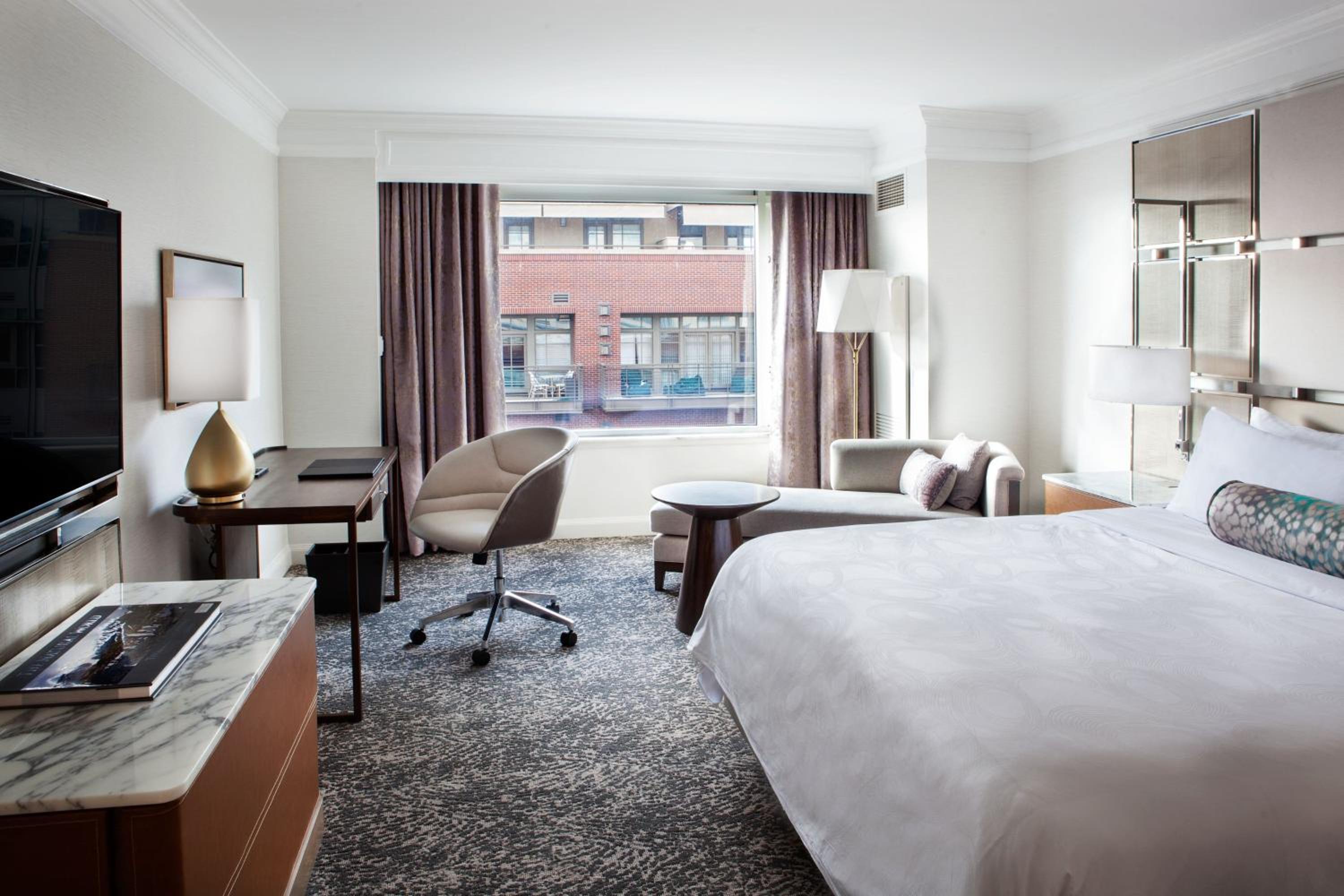 Deluxe King Room with Courtyard View - Photo 7