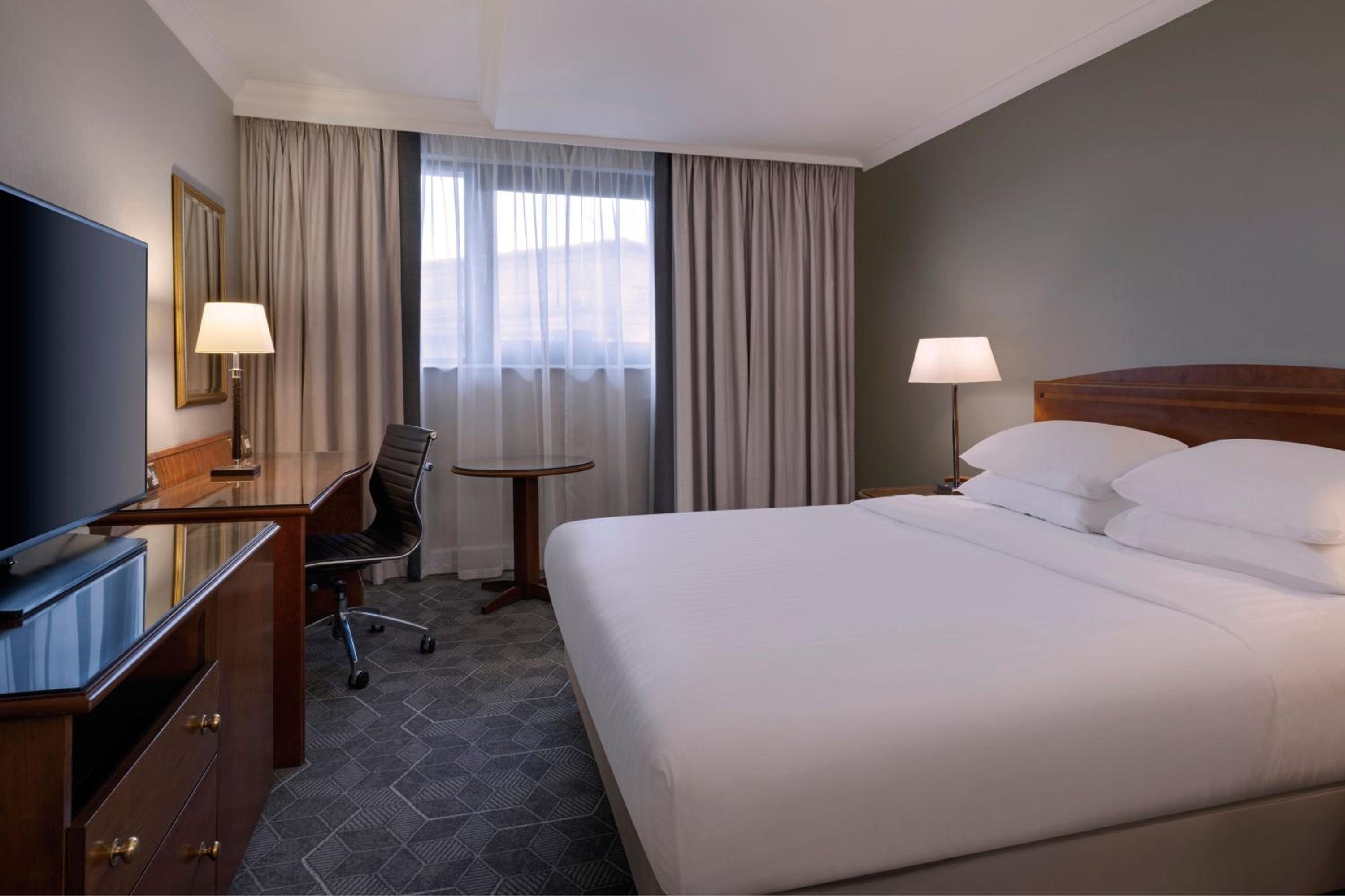 Deluxe Queen Room - Photo 1