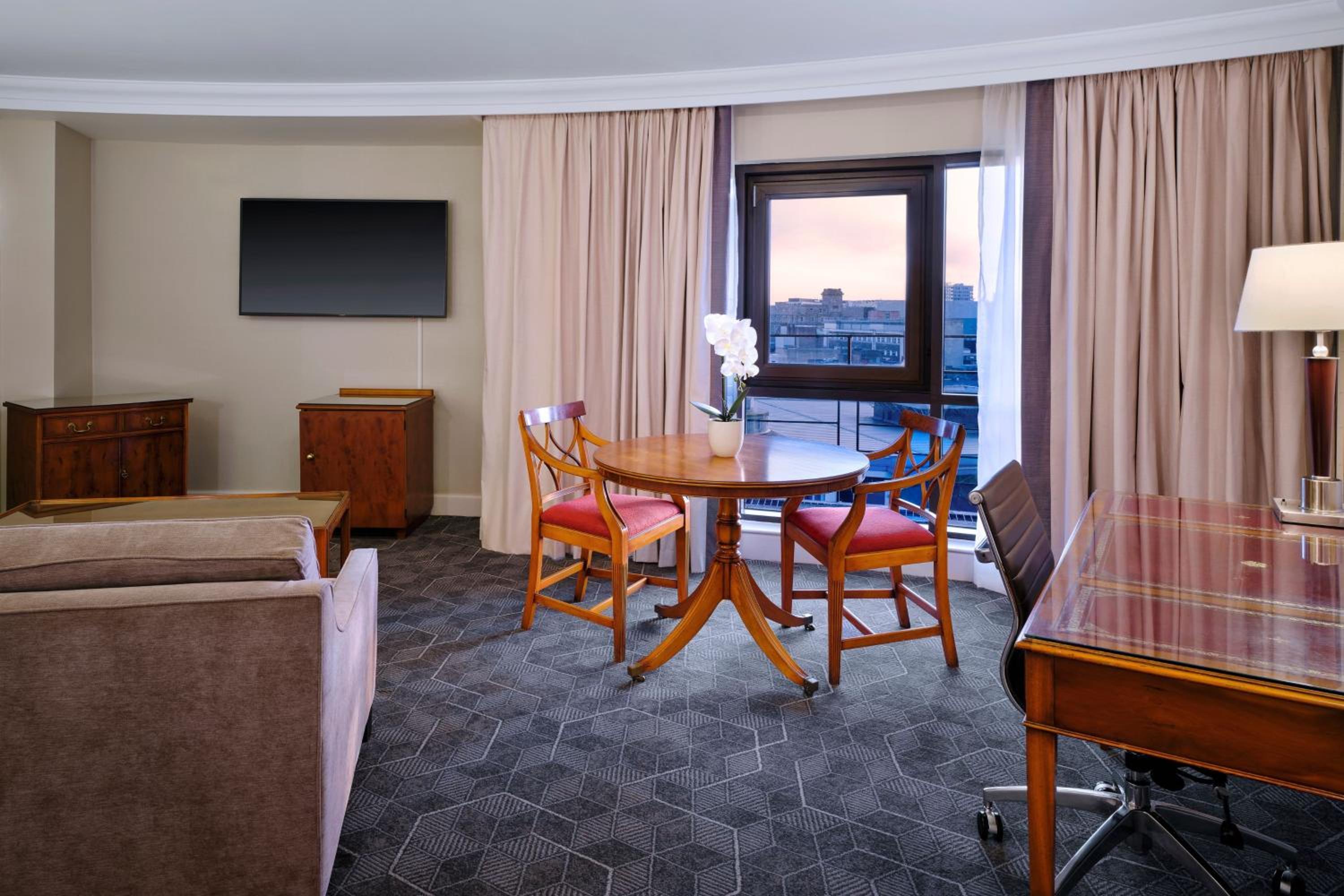One-Bedroom Suite - Photo 4