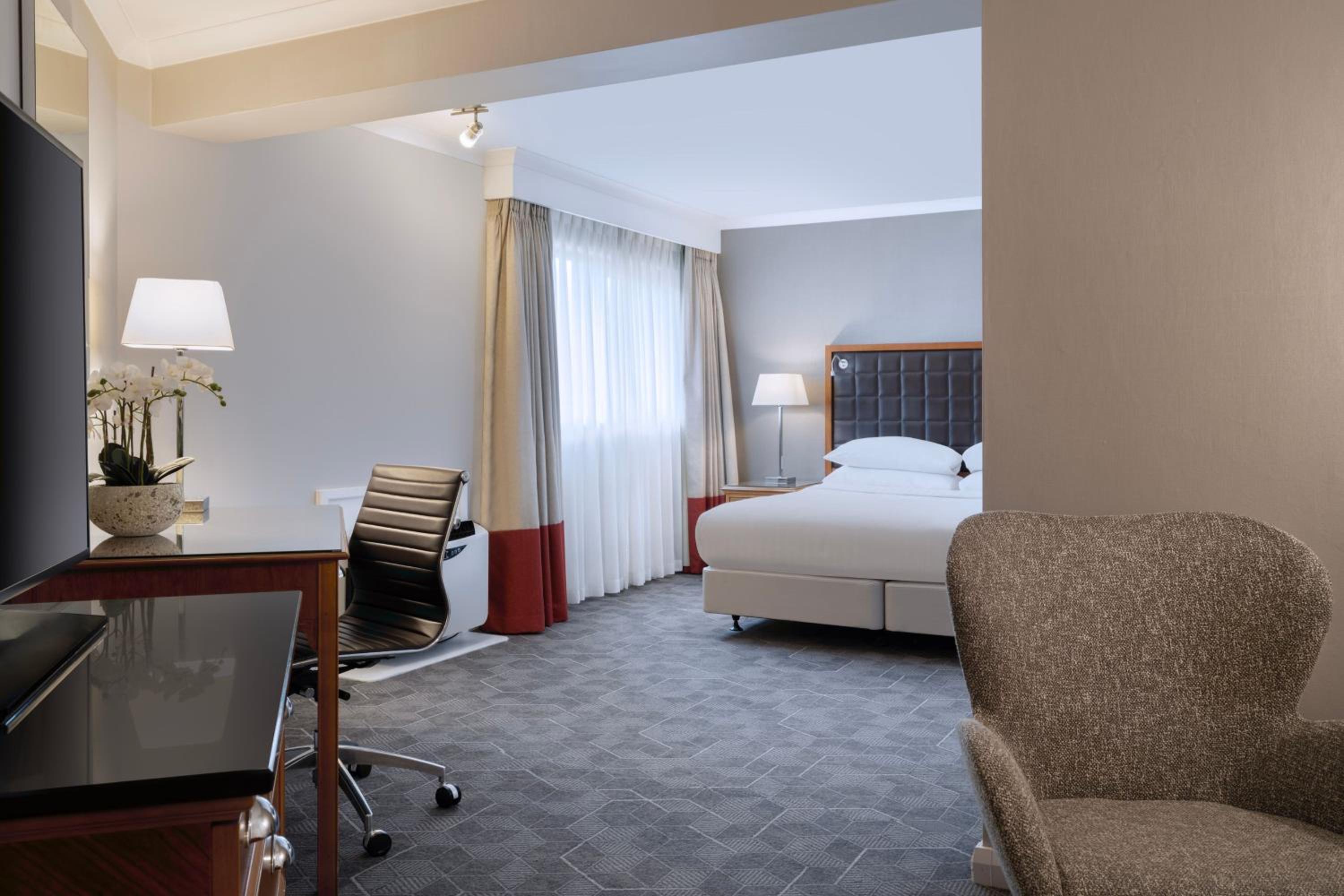 Superior King Room with Sofa Bed - Photo 1