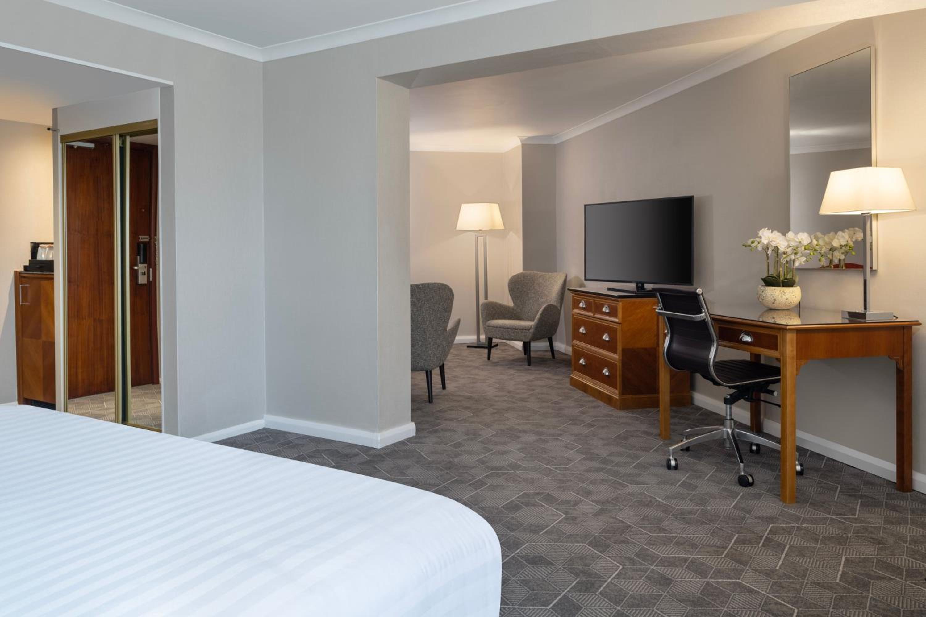 Superior King Room with Sofa Bed - Photo 2