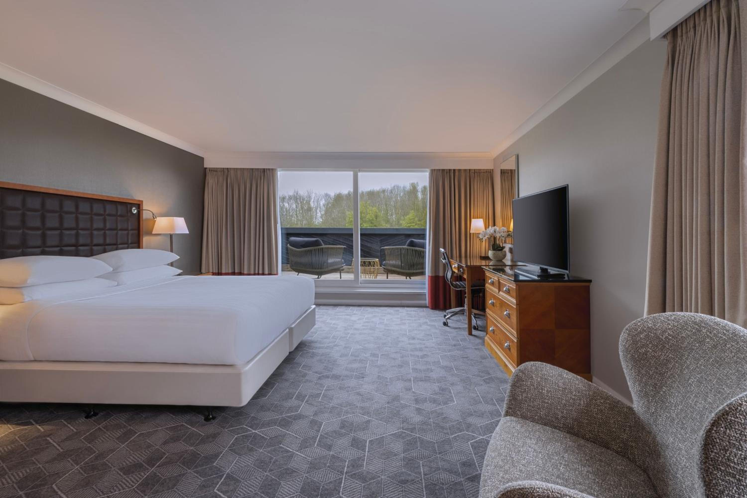 King Room with Sofa Bed - Photo 2