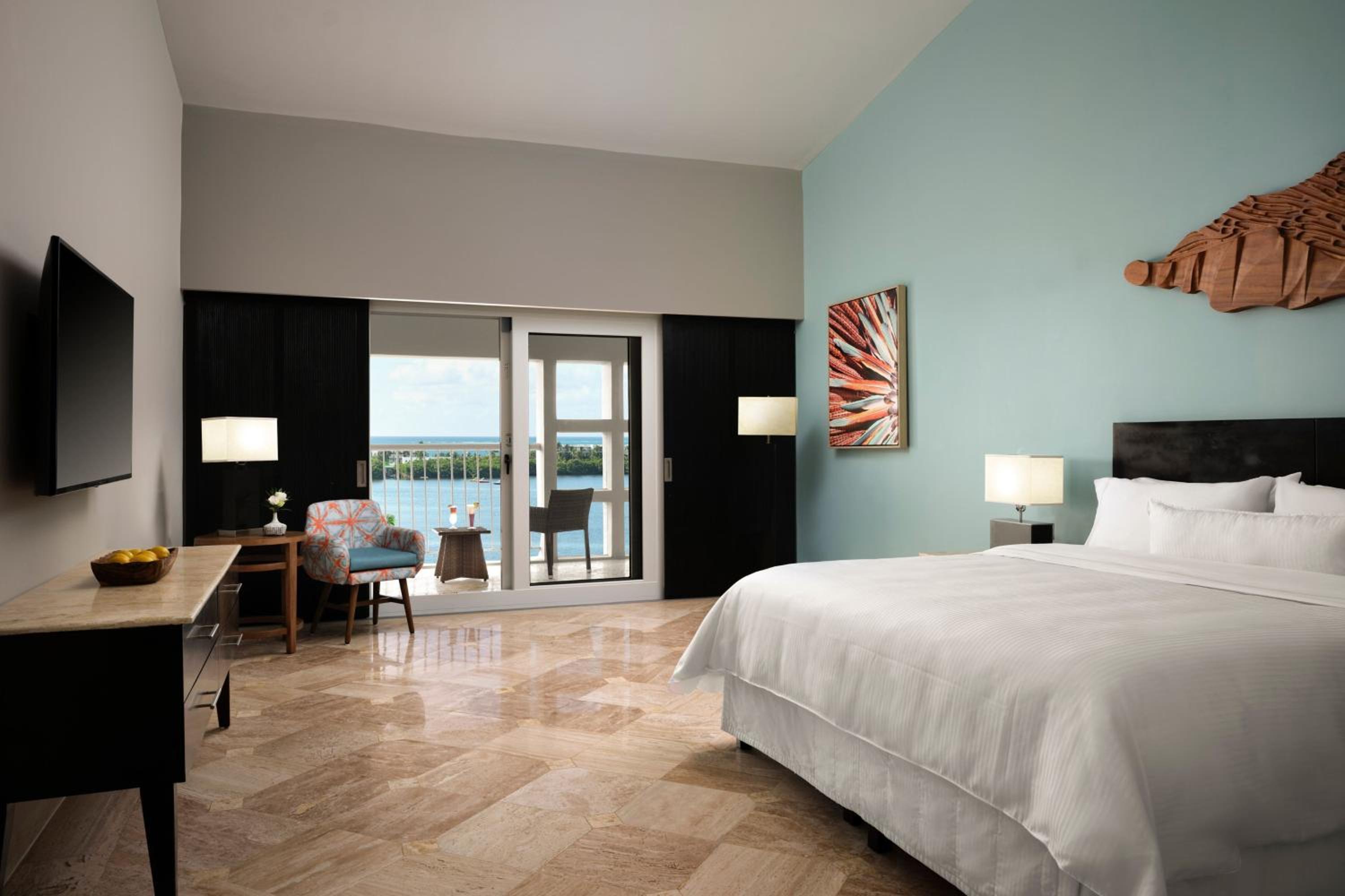 Deluxe King Room with Balcony and Lagoon View - Photo 1