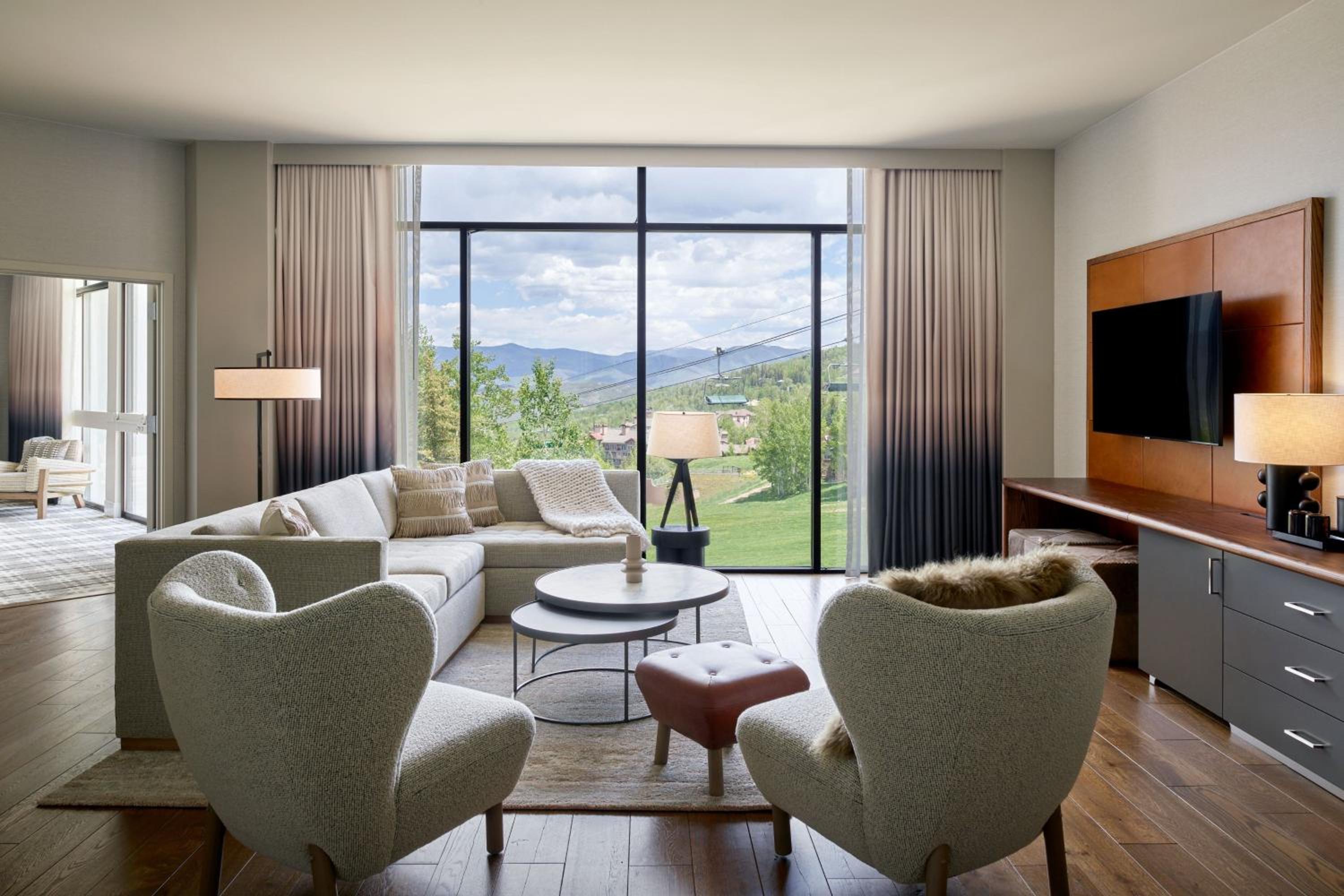 One-Bedroom Premium King Suite with Mountain View - Photo 1