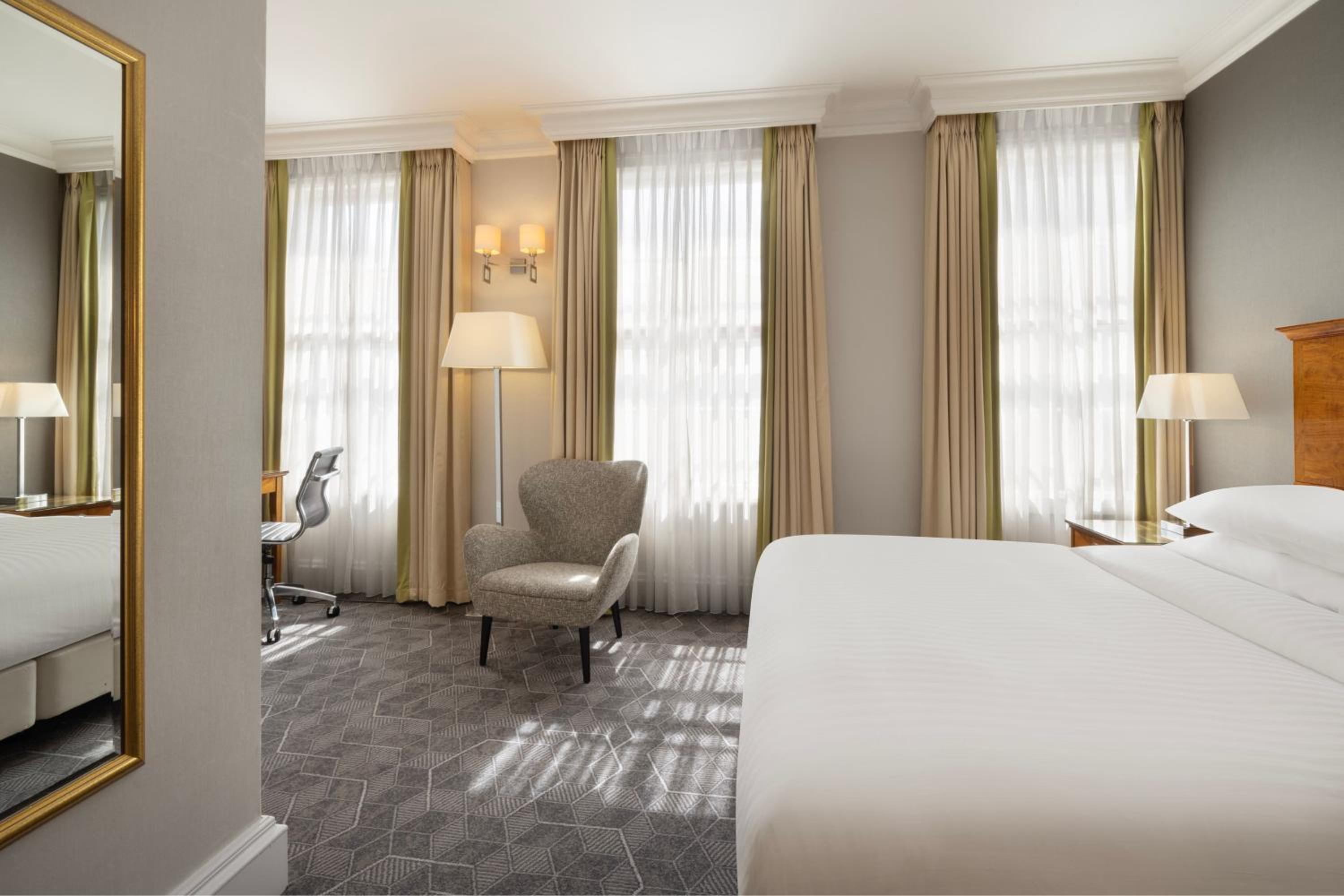 Superior King Room - Photo 3