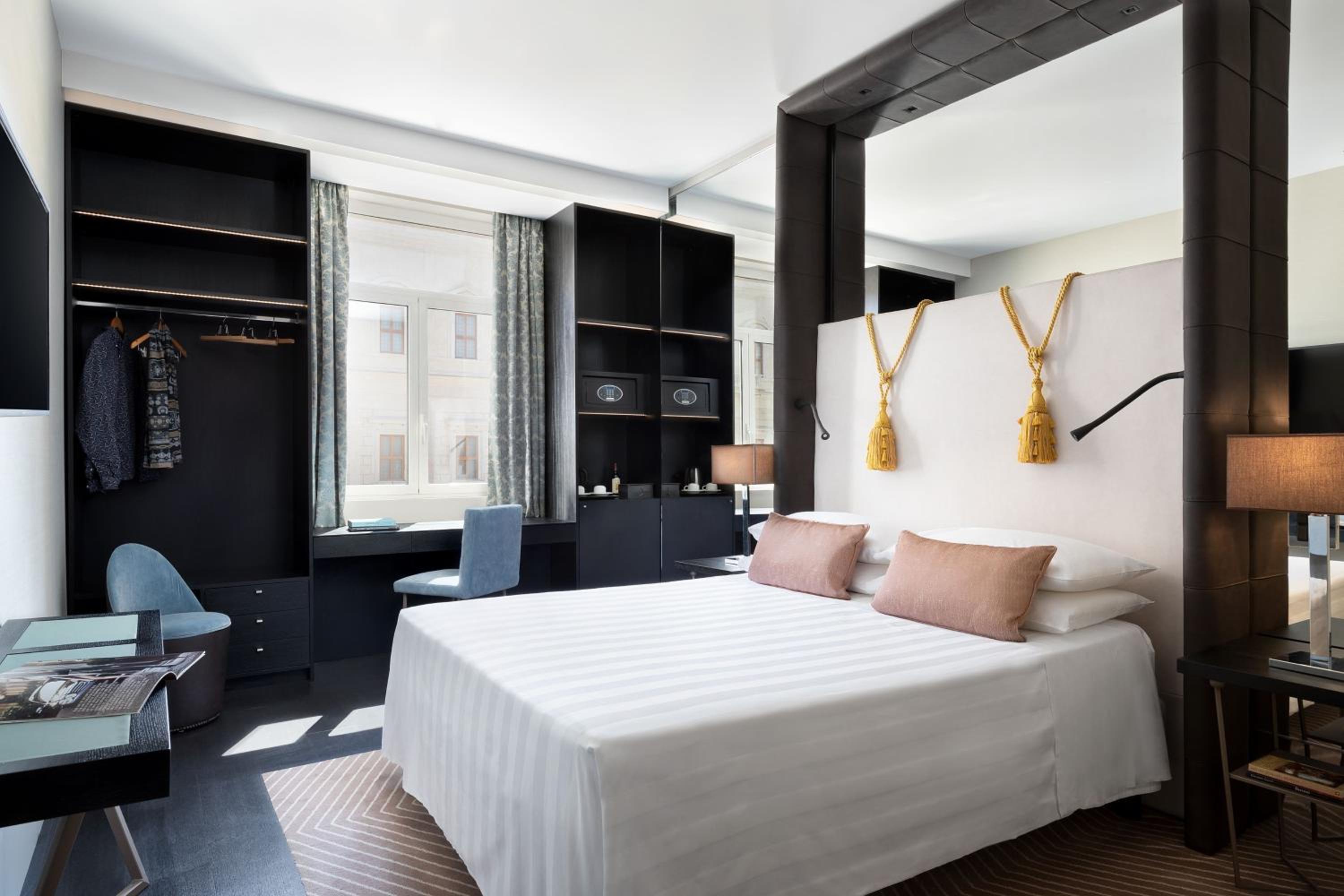 Superior King Room with Urban View