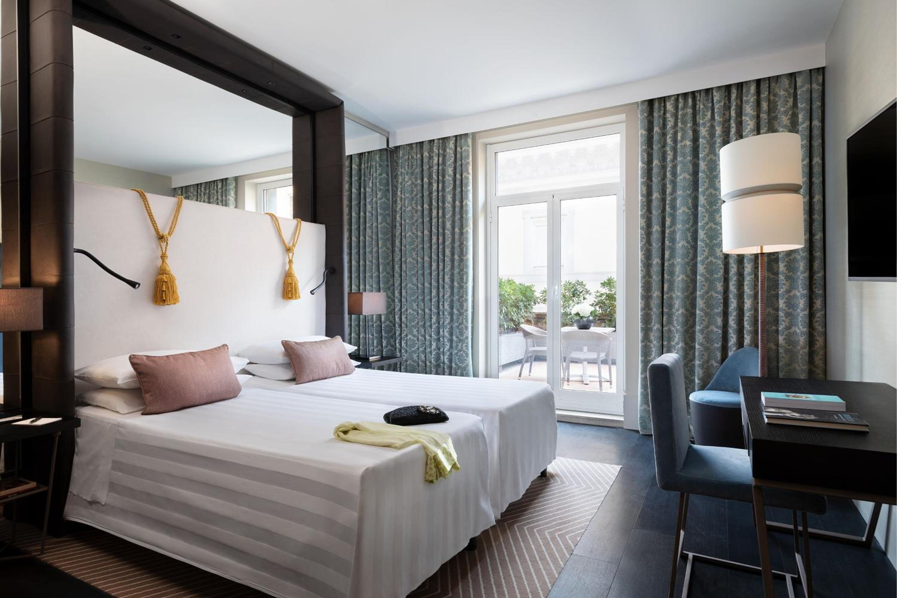Signature Superior King Room with Terrace and Urban View thumbnail 5