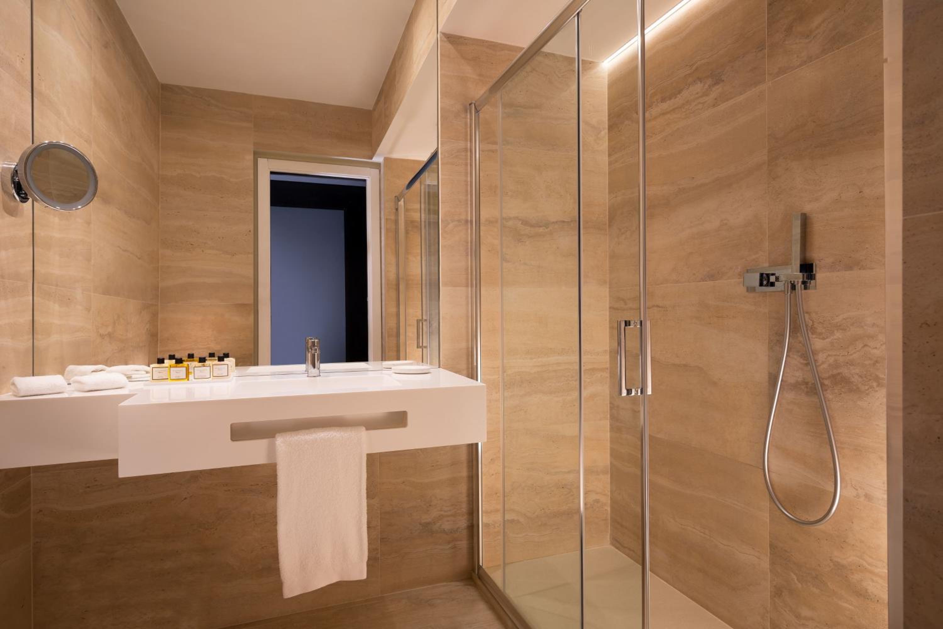 Superior King Room with Urban View