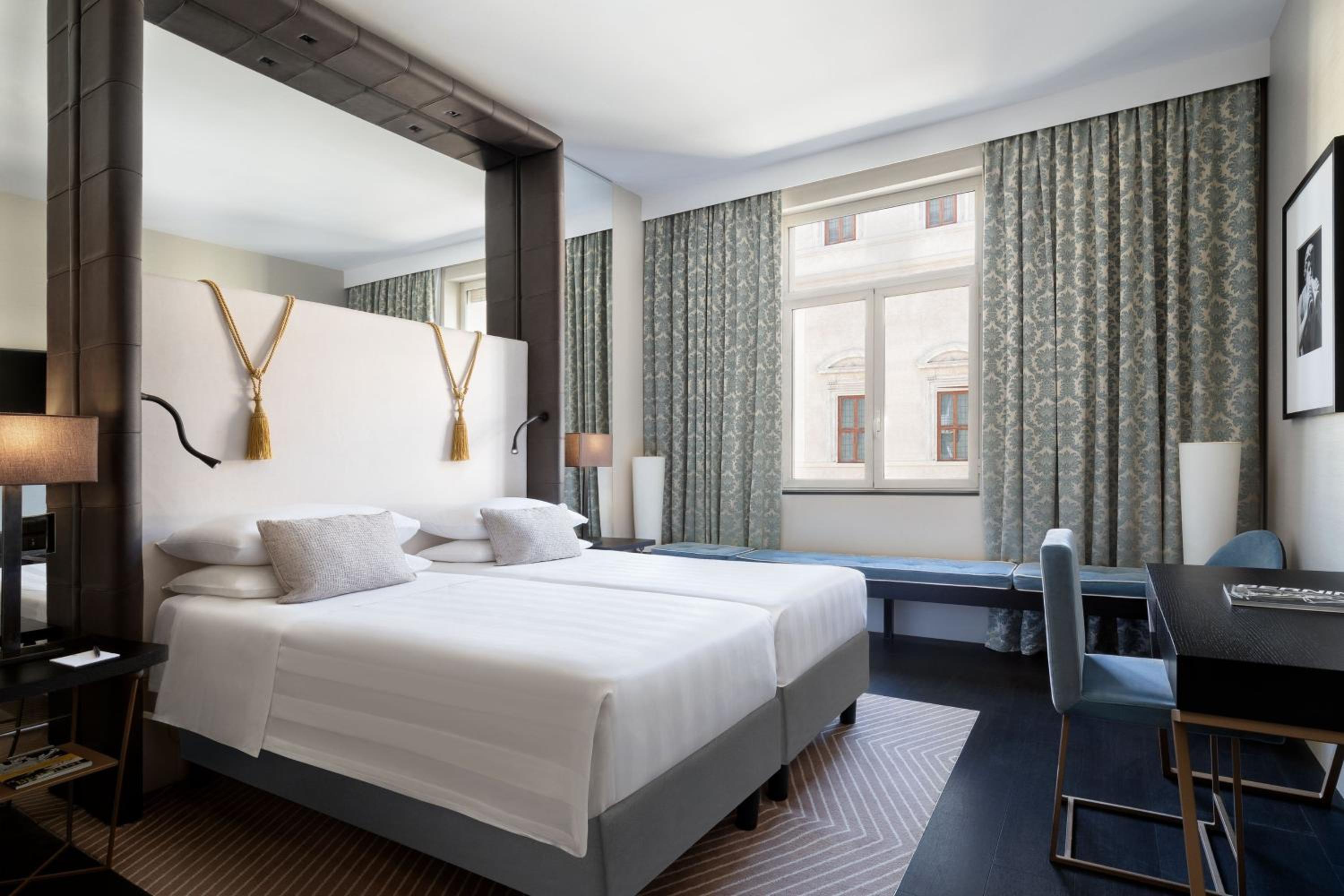 Signature Superior King Room with Terrace and Urban View