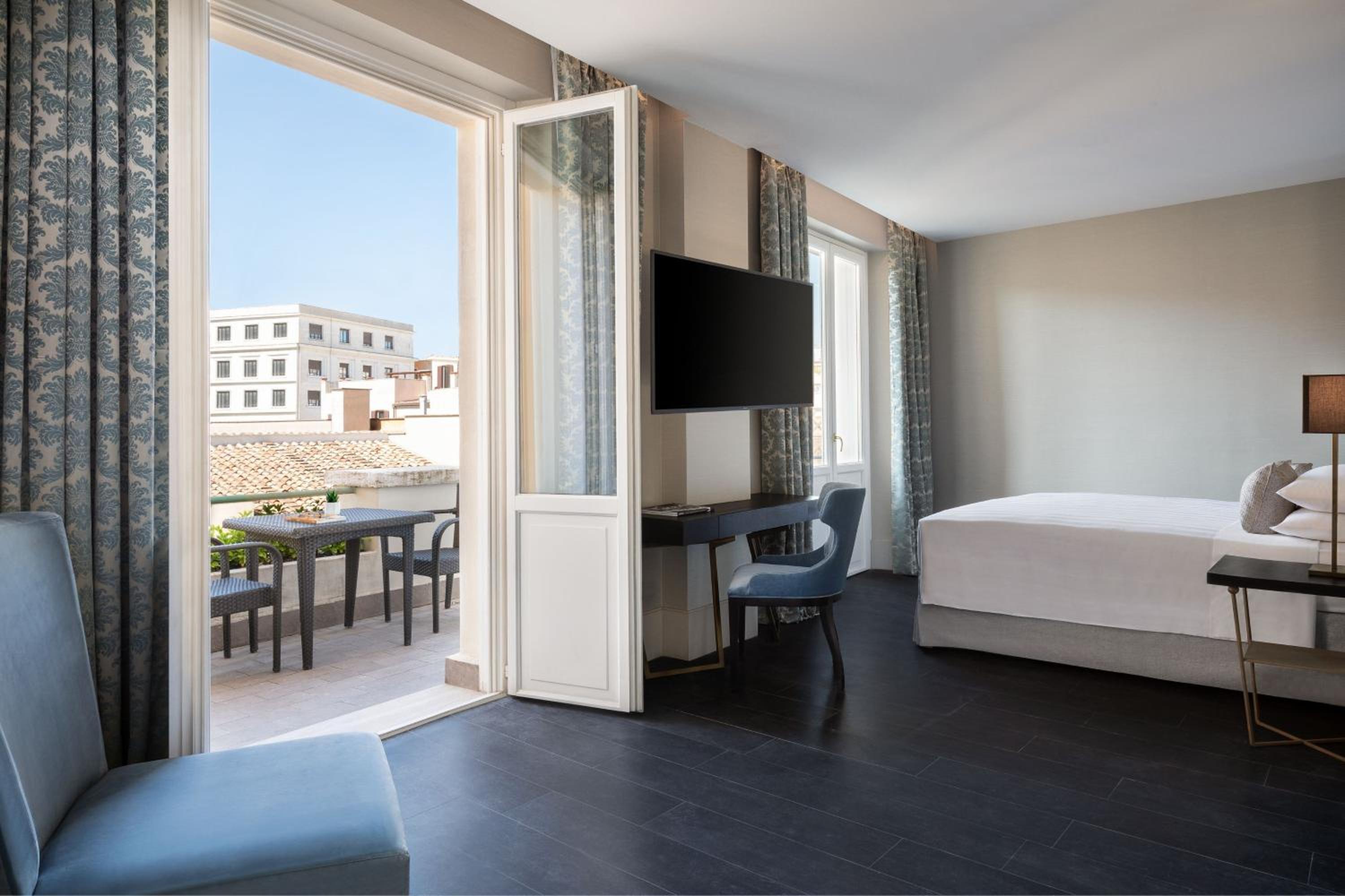 Signature Superior King Room with Terrace and Urban View