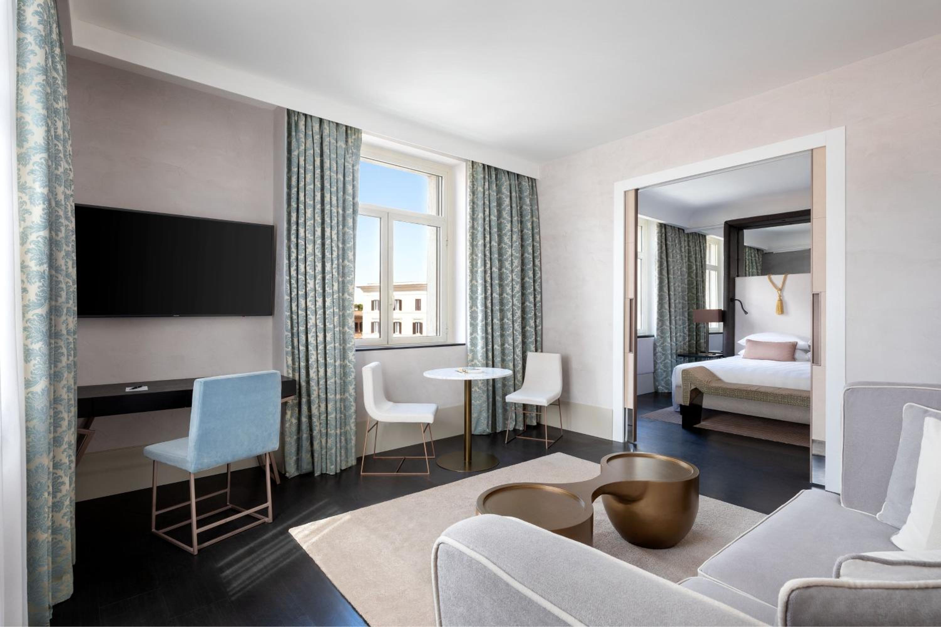 One-Bedroom Signature King Suite with City View