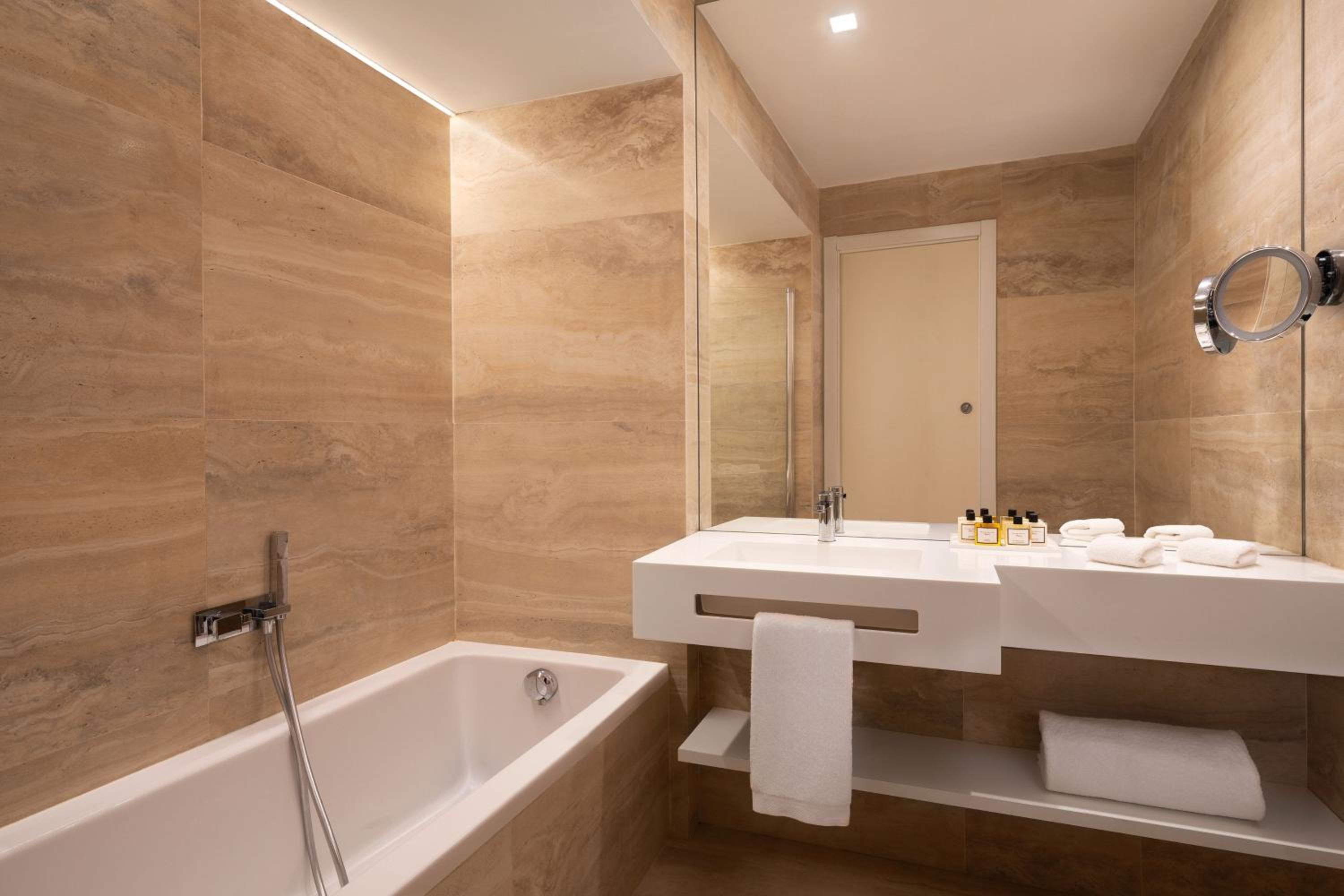 Signature Superior King Room with Terrace and Urban View