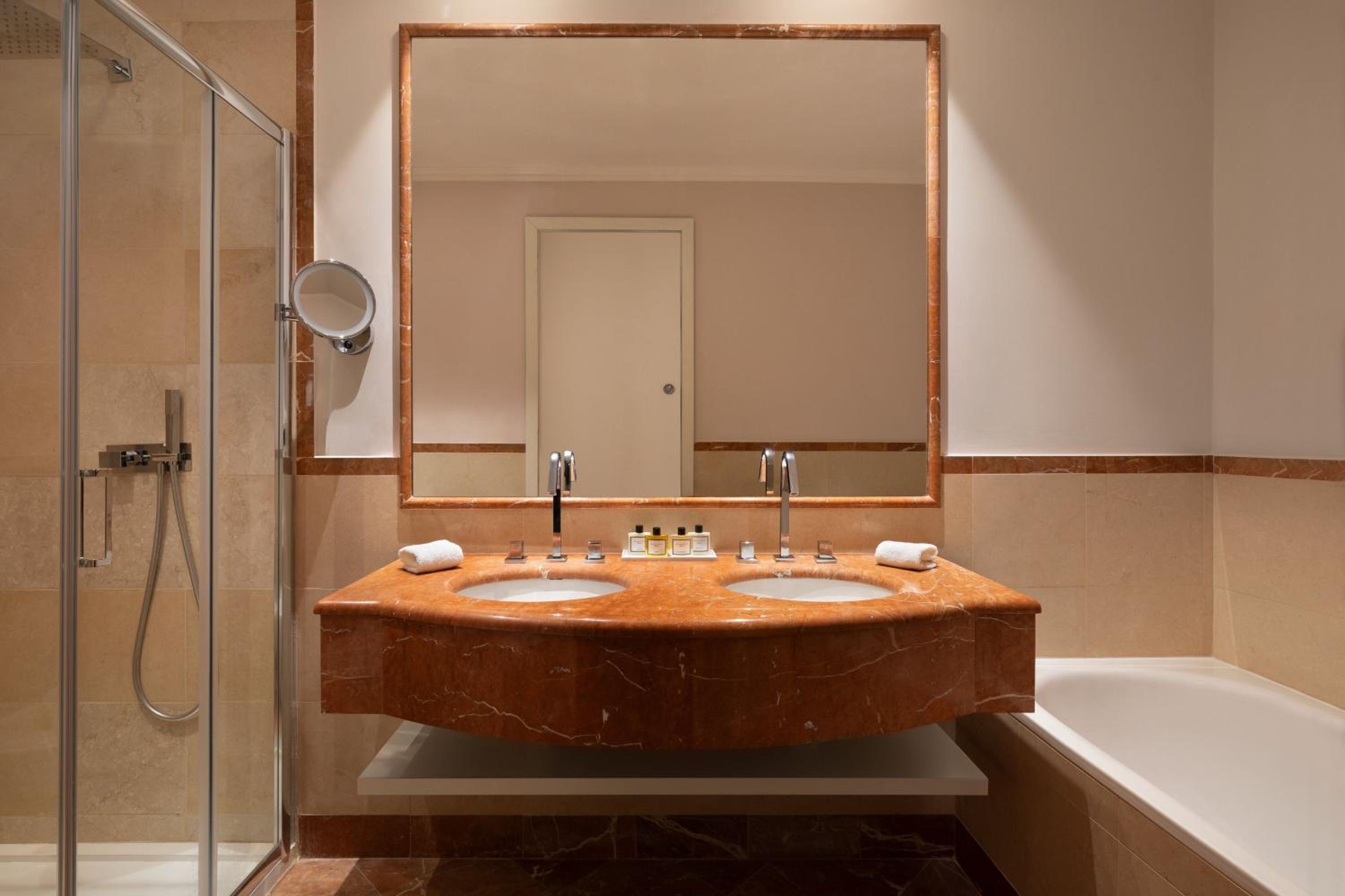 Junior King Suite with Urban View