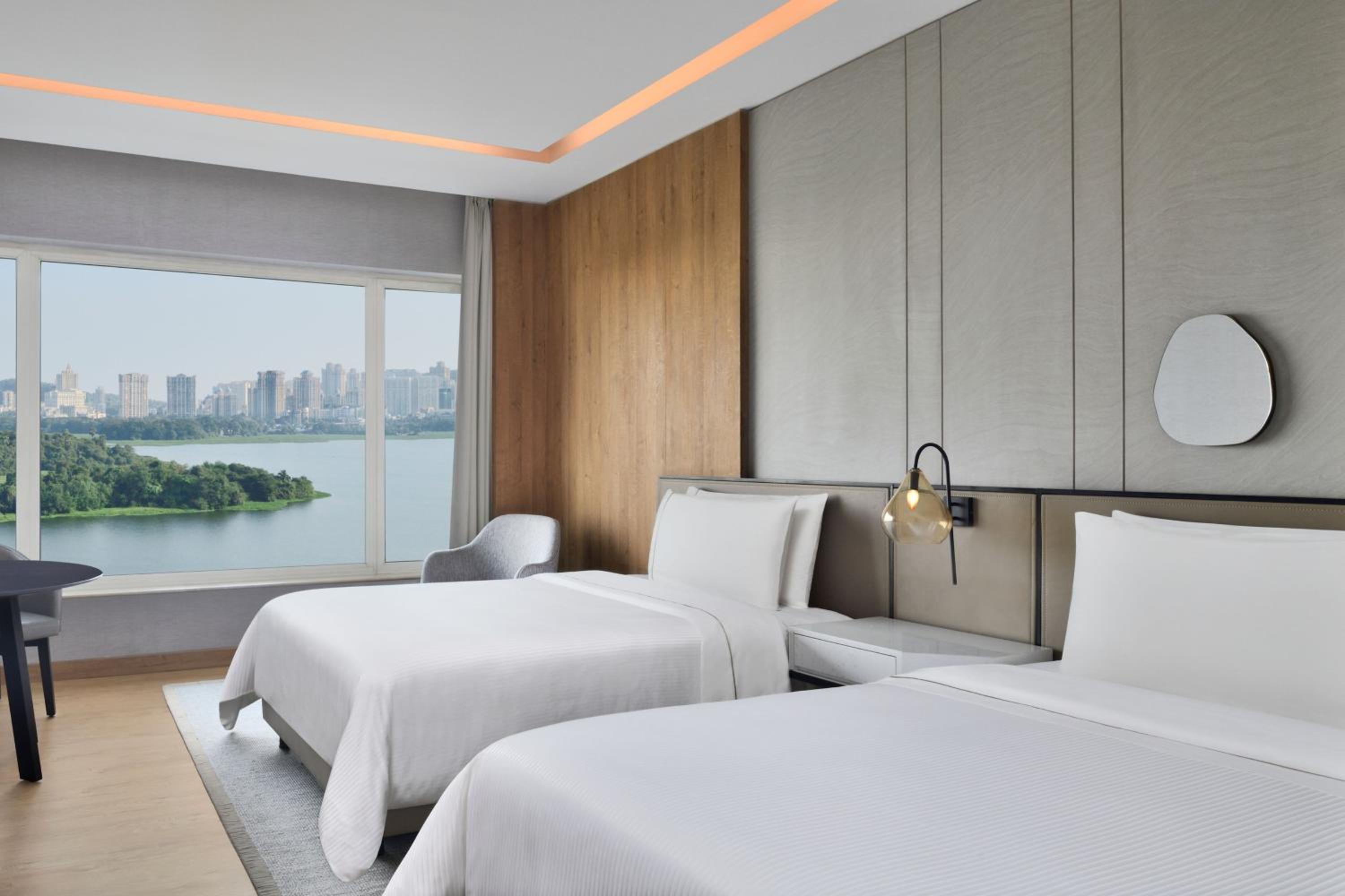 Club Larger Guest Room, 2 Double Bed - Lake view - Photo 2
