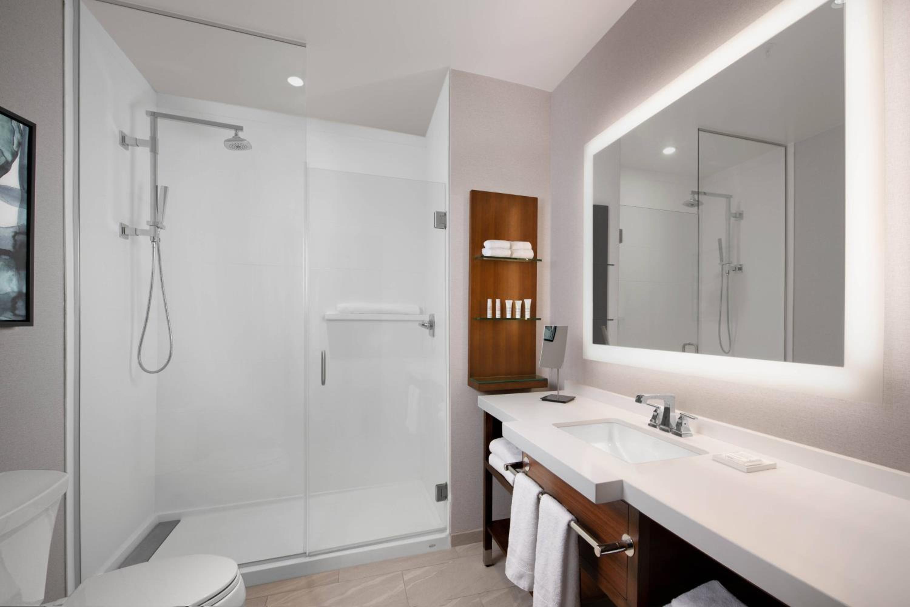 Queen Room with Two Queen Beds and Courtyard View photo 2