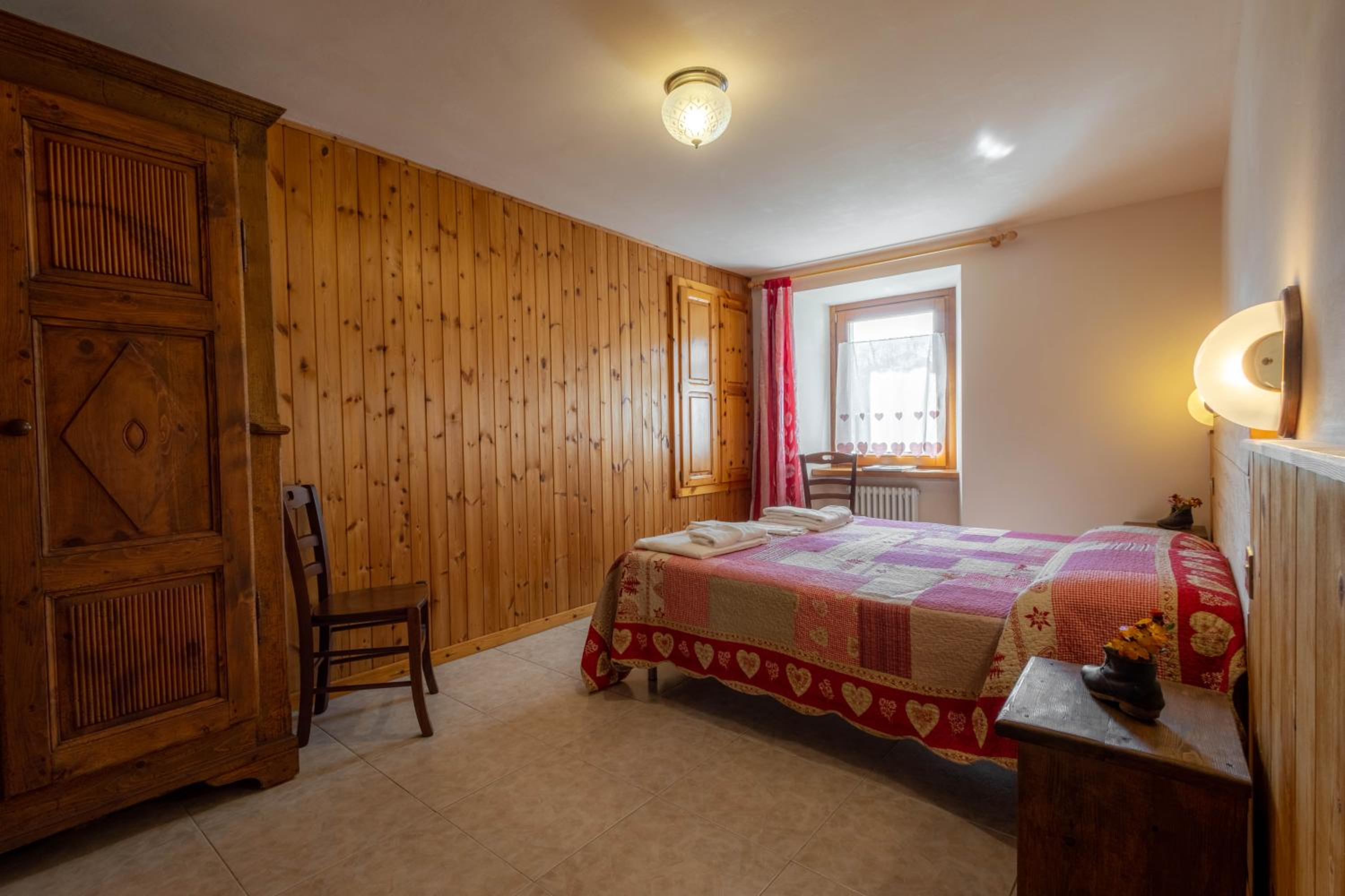 One-Bedroom Apartment with Balcony and Mountain View   - Photo 6