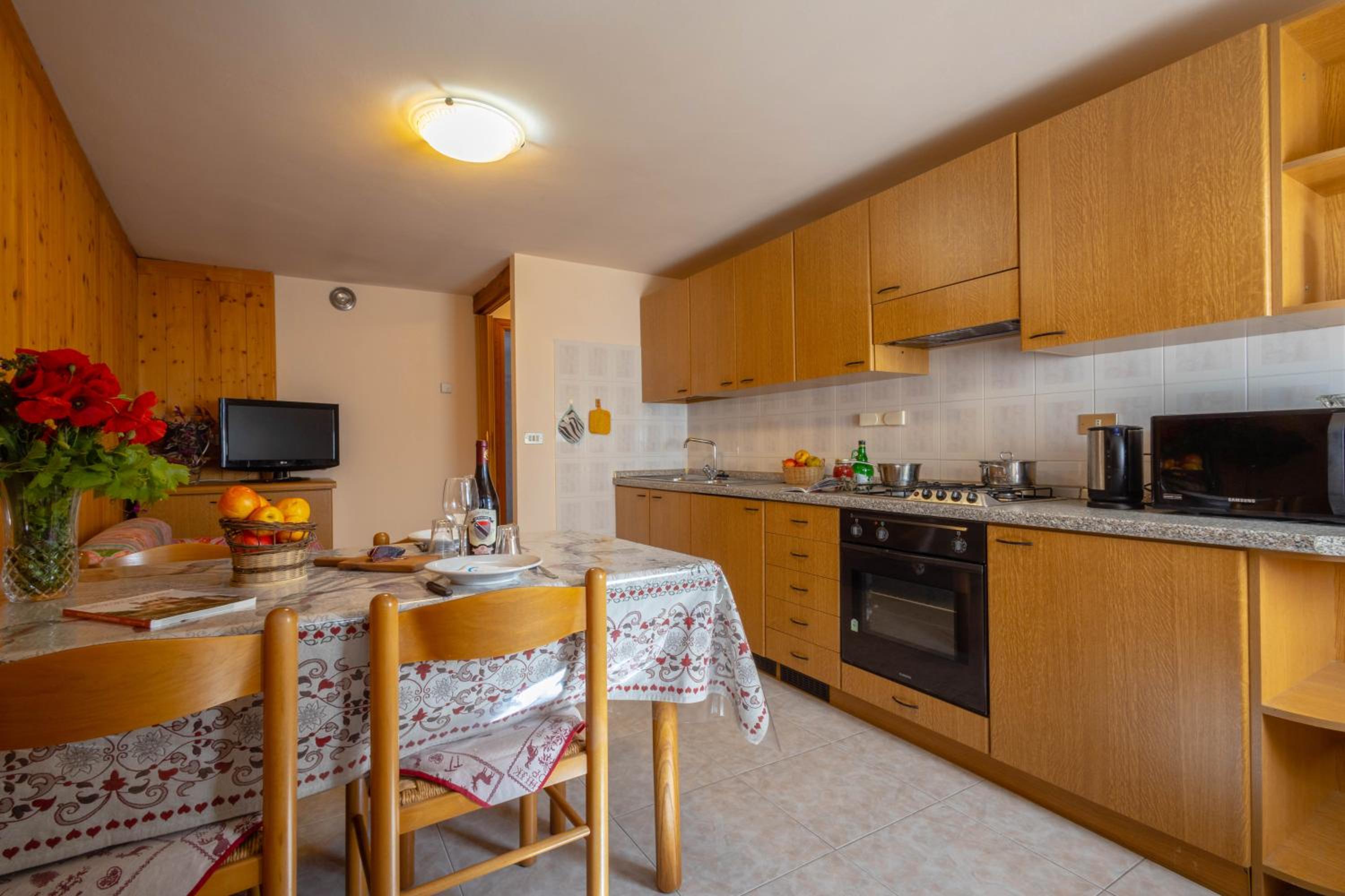 One-Bedroom Apartment with Balcony and Mountain View   - Photo 5