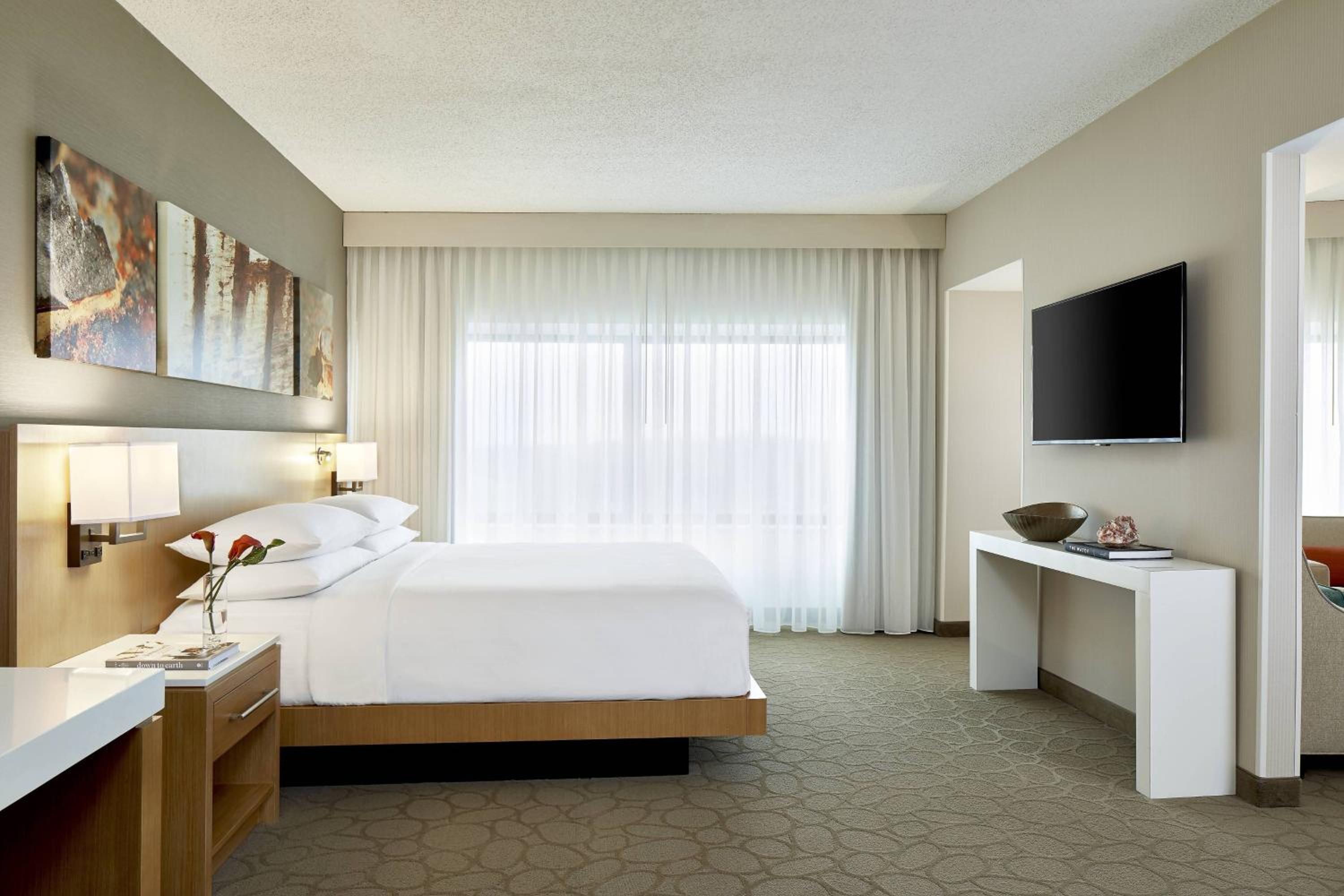 One-Bedroom Family Suite with Two Queen Beds and Sofa Bed - Photo 3