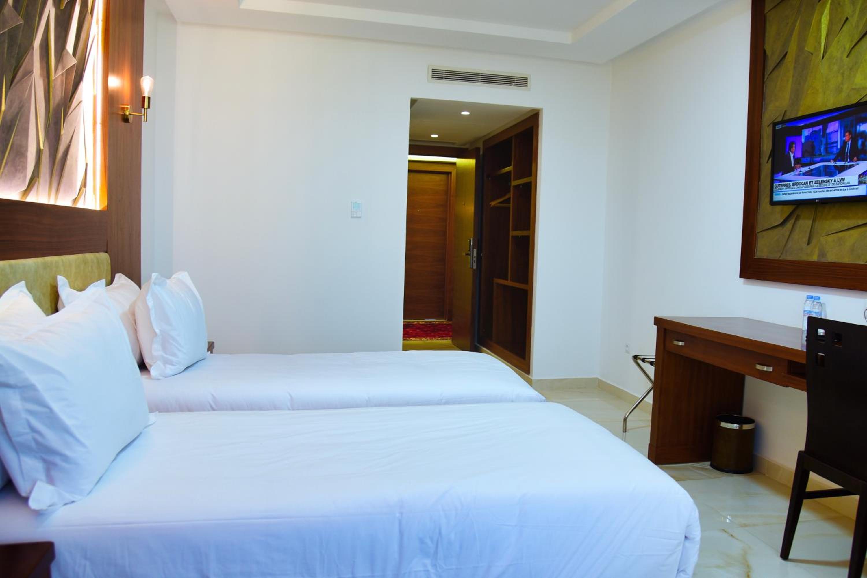 Standard Twin Room - Photo 7