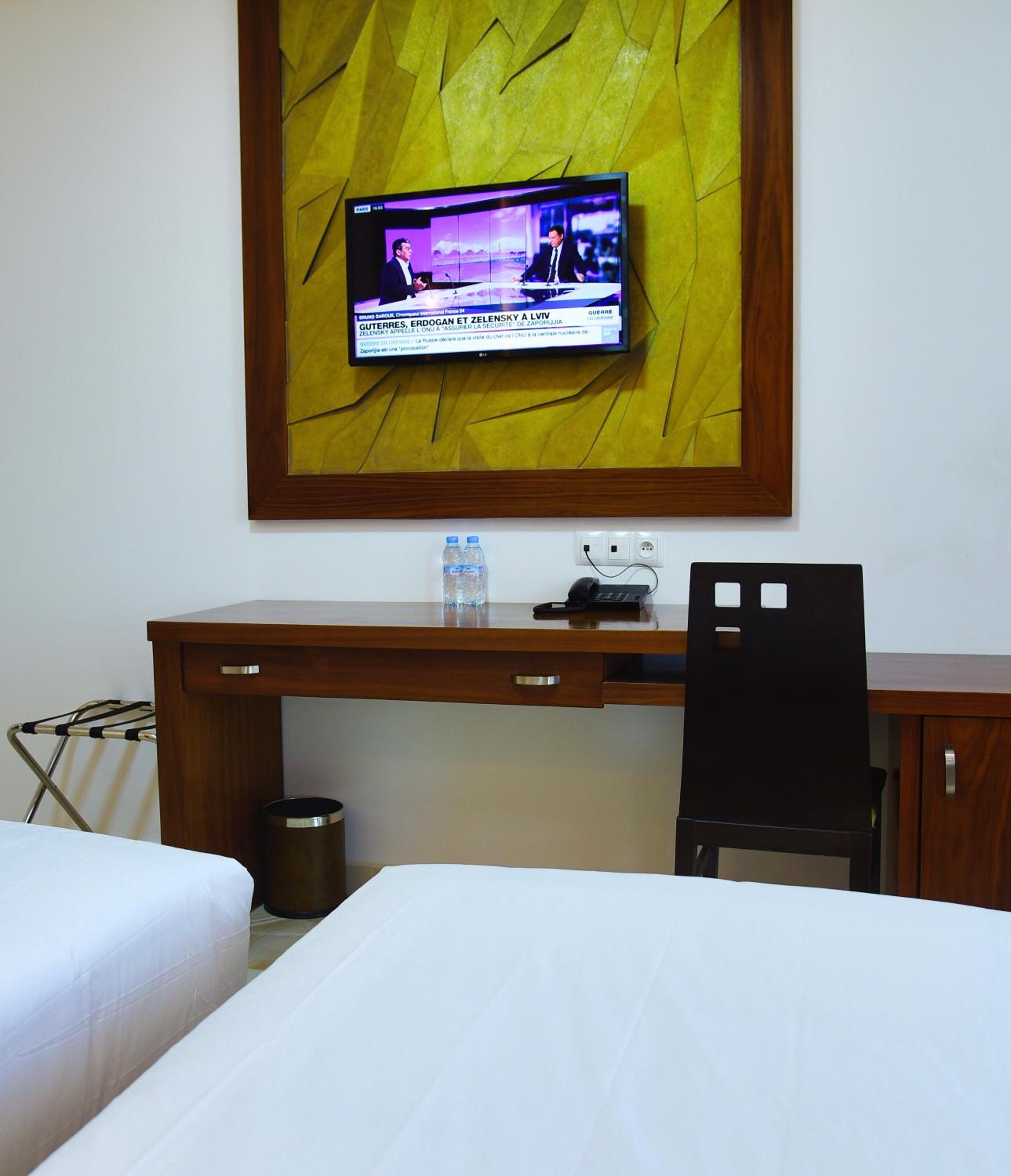 Standard Twin Room - Photo 9