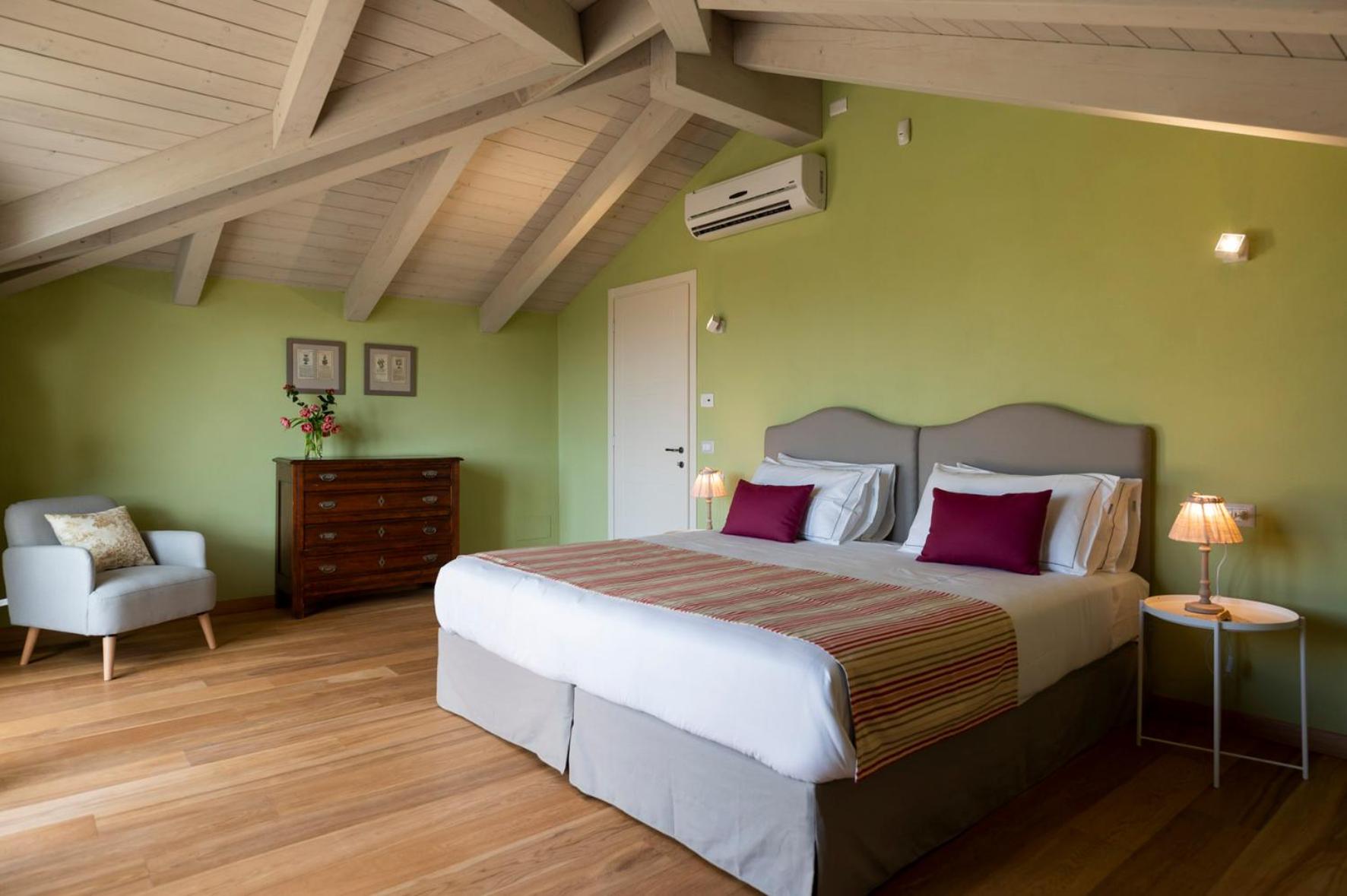 Eight-Bedroom House photo 1