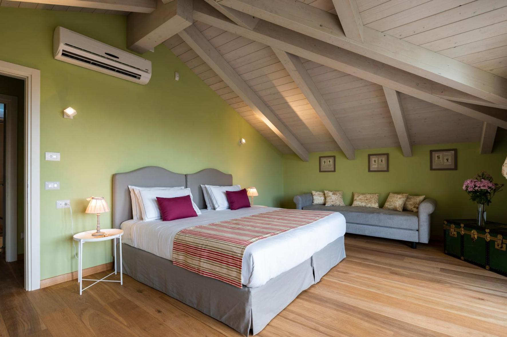 Eight-Bedroom House photo 3