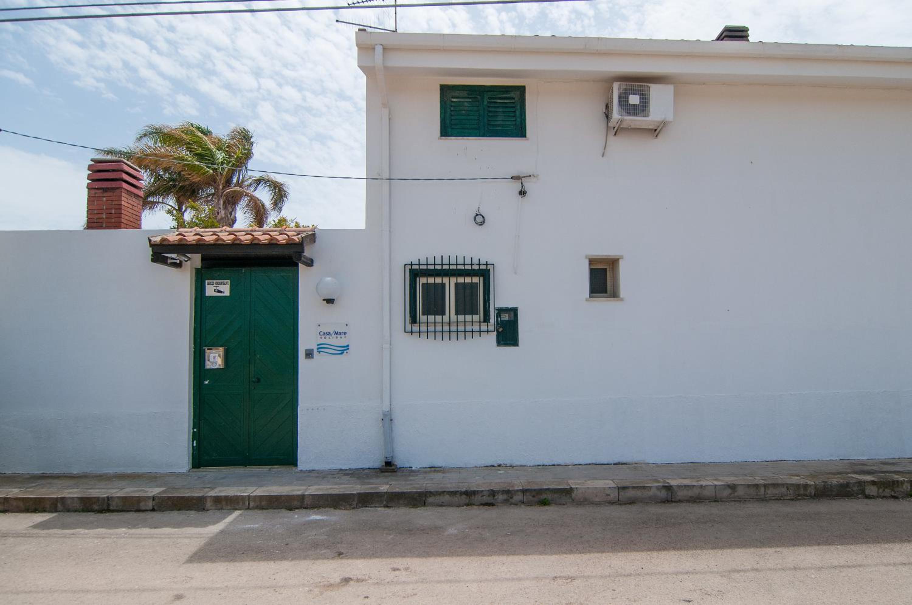 Four-Bedroom House with Sea View - Split Level - Photo 5