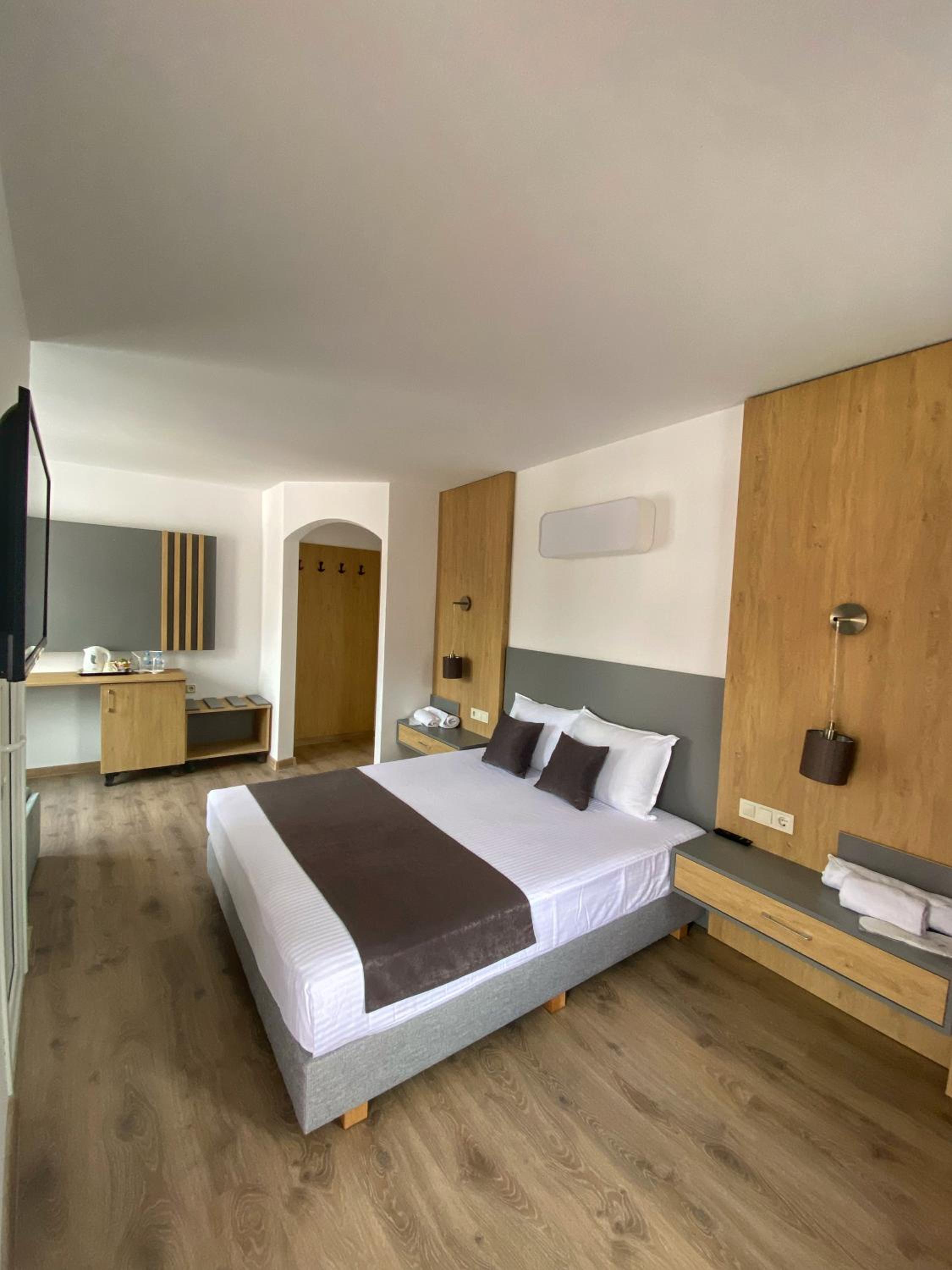 Deluxe Double Room (2 Adults + 1 Child) photo 2