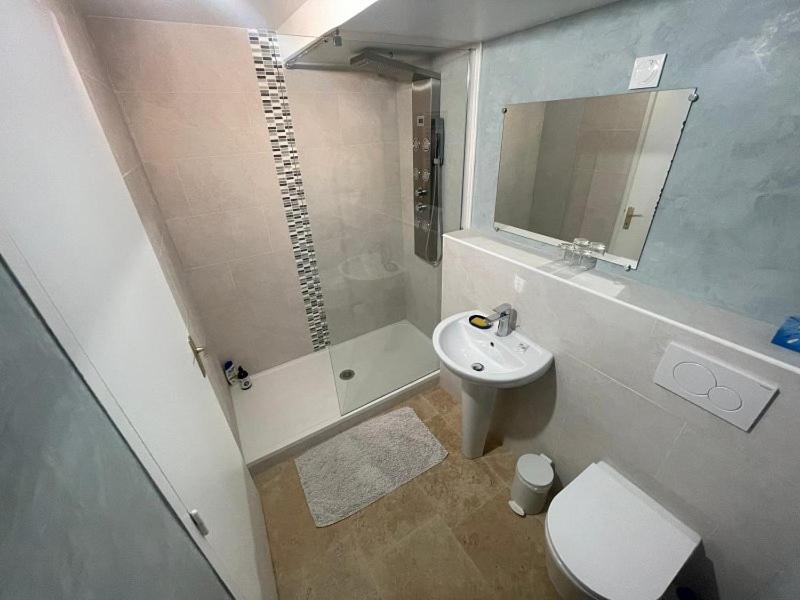 Double Room with Private Bathroom - Photo 1
