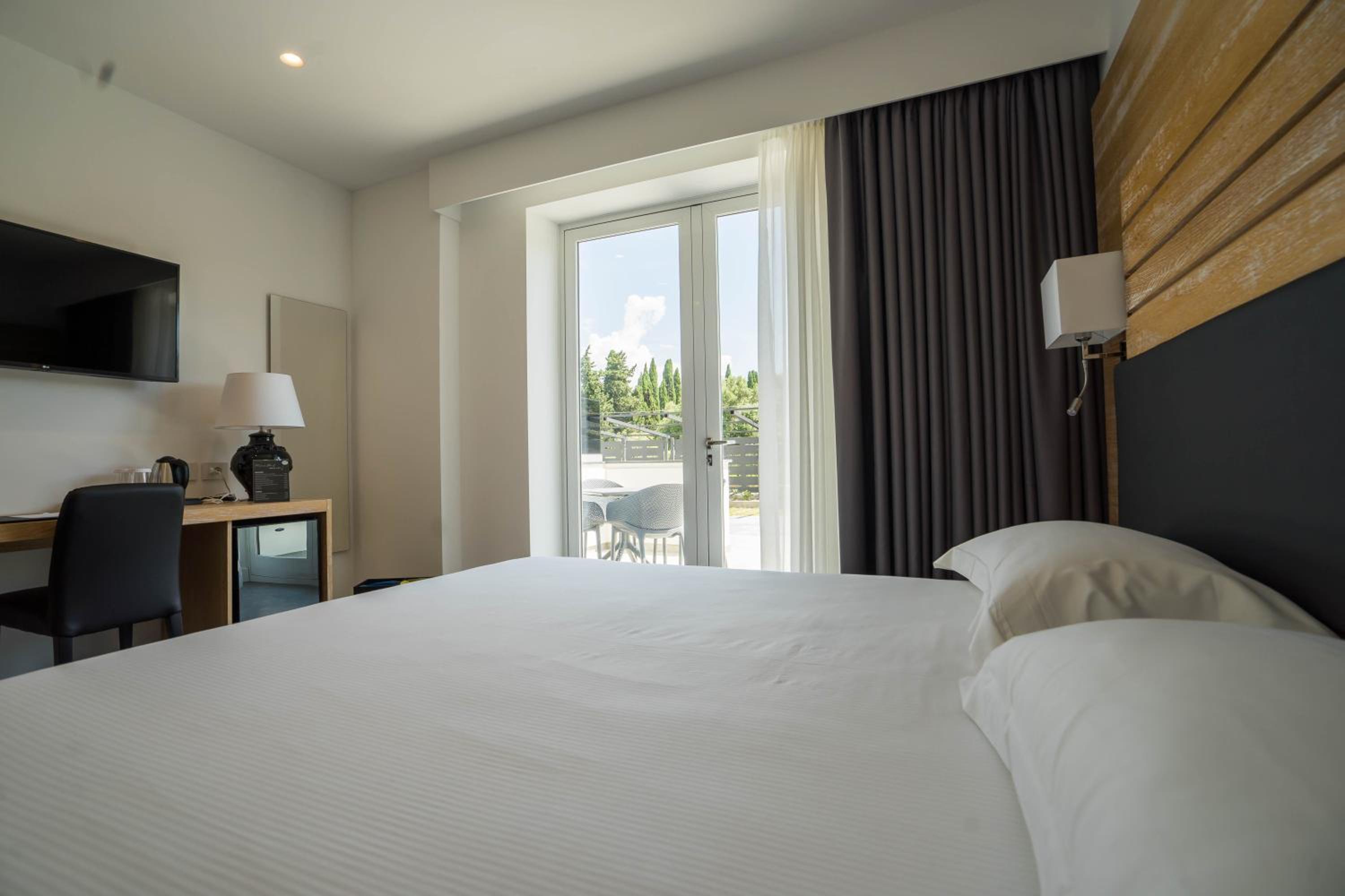 Deluxe Double Room with Balcony - Photo 2