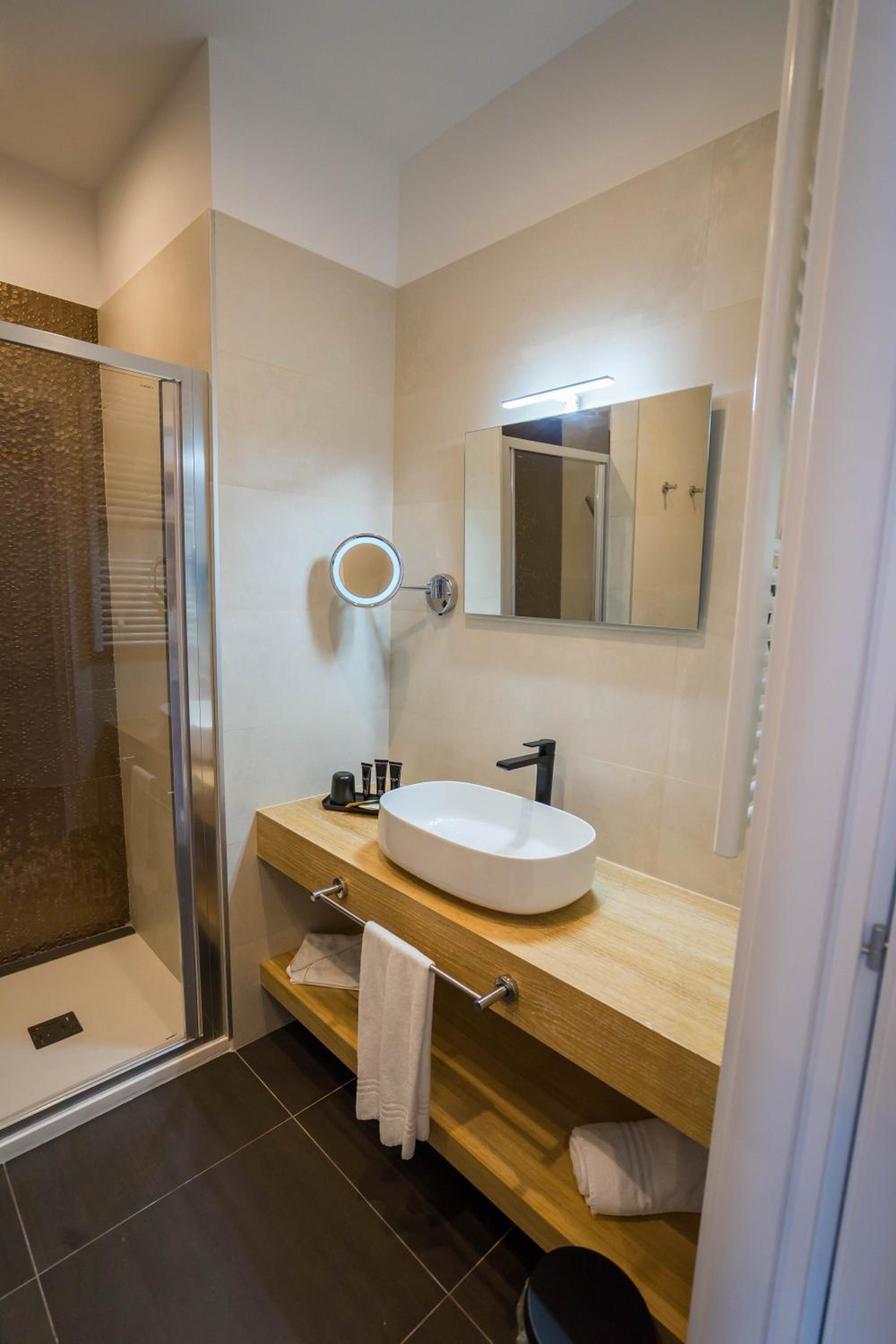 Suite with Balcony - Photo 13
