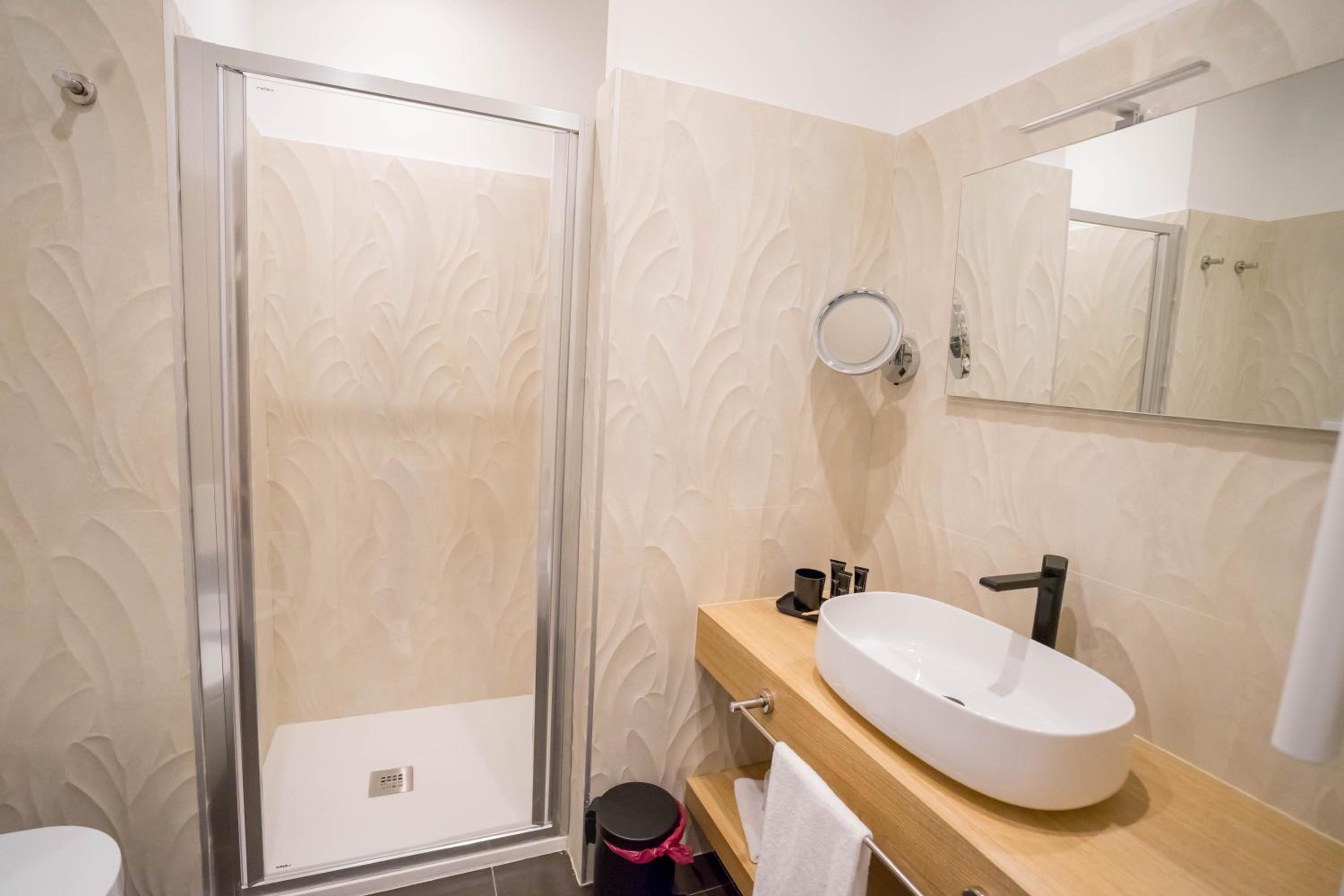 Suite with Balcony - Photo 11