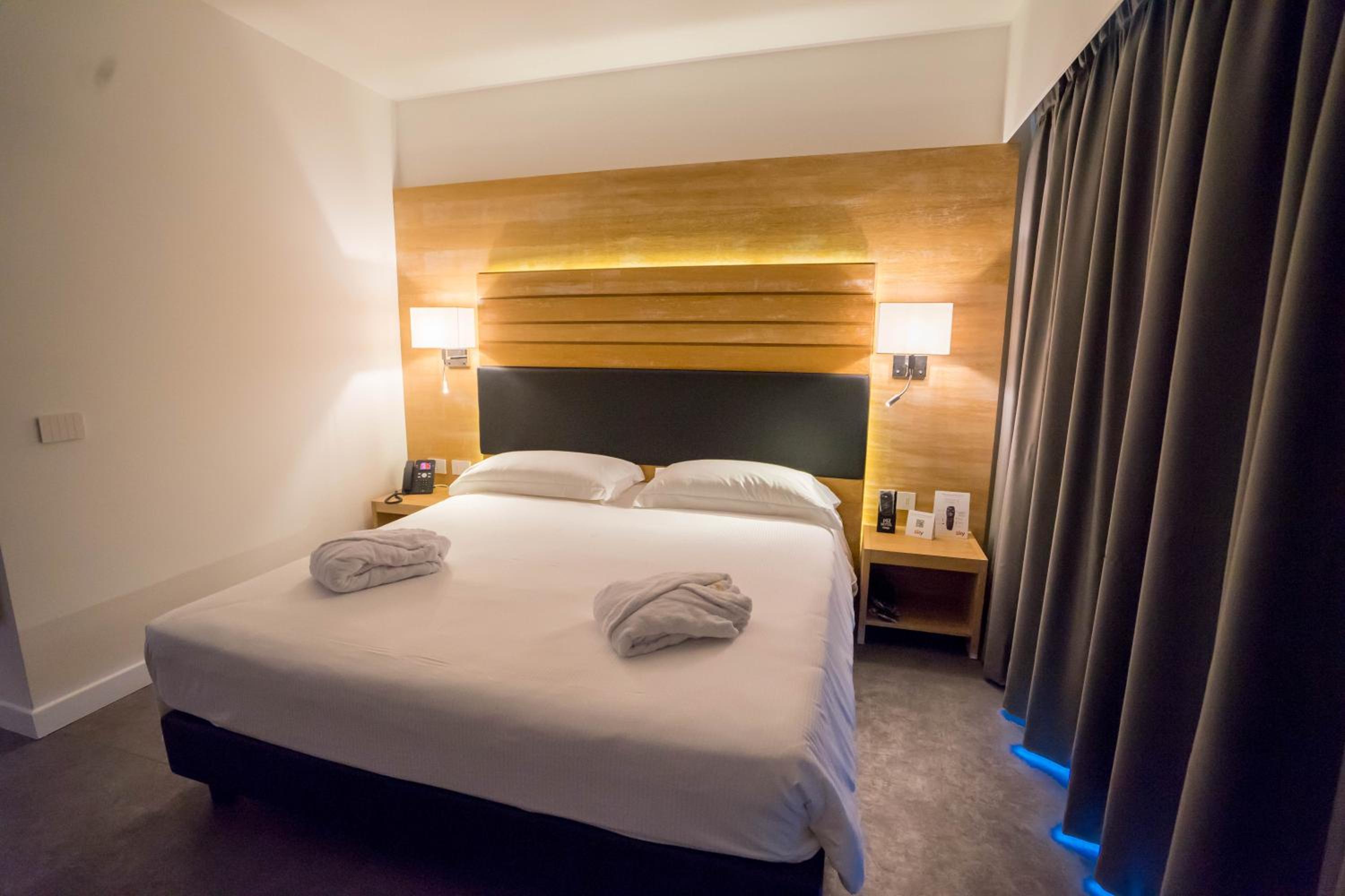 Suite with Balcony - Photo 2