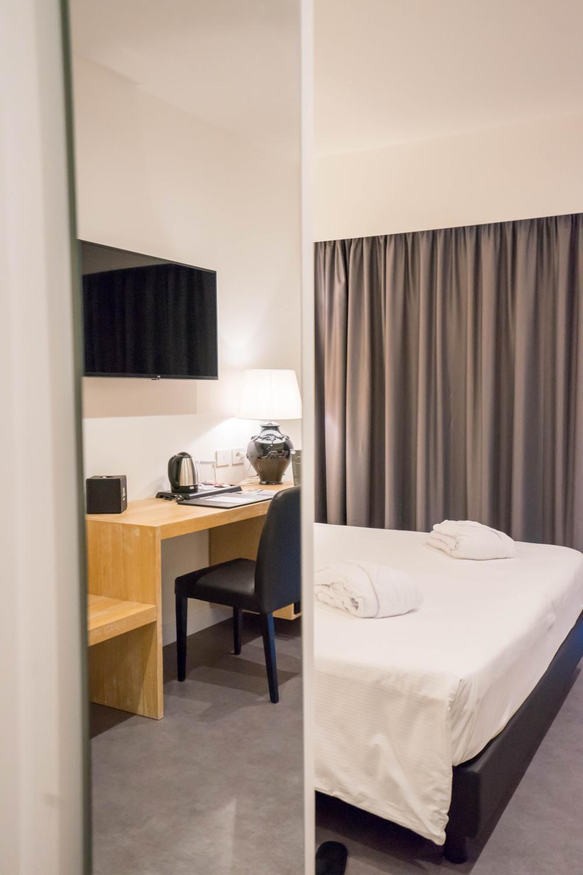 Suite with Balcony - Photo 6