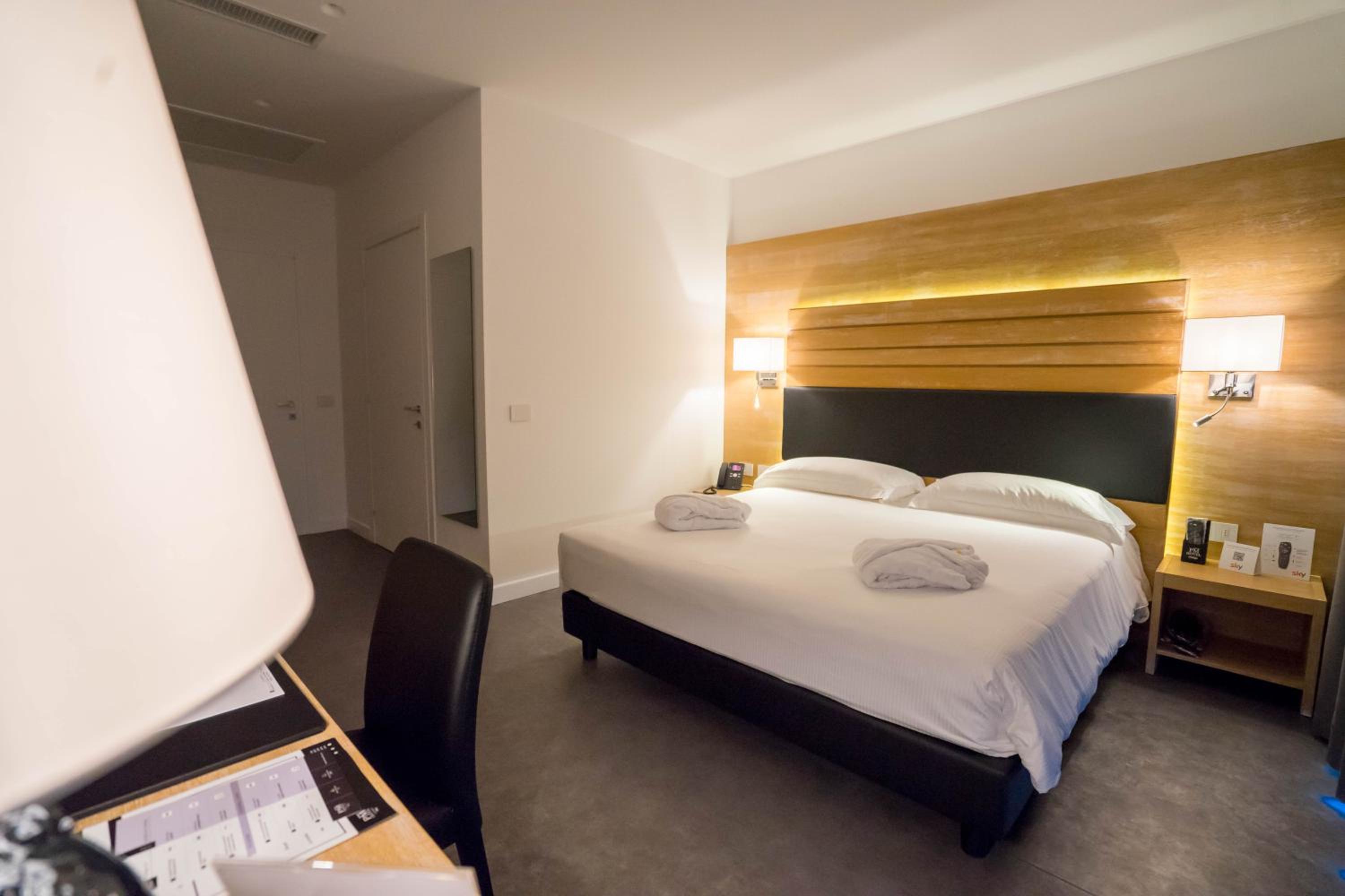 Suite with Balcony - Photo 15