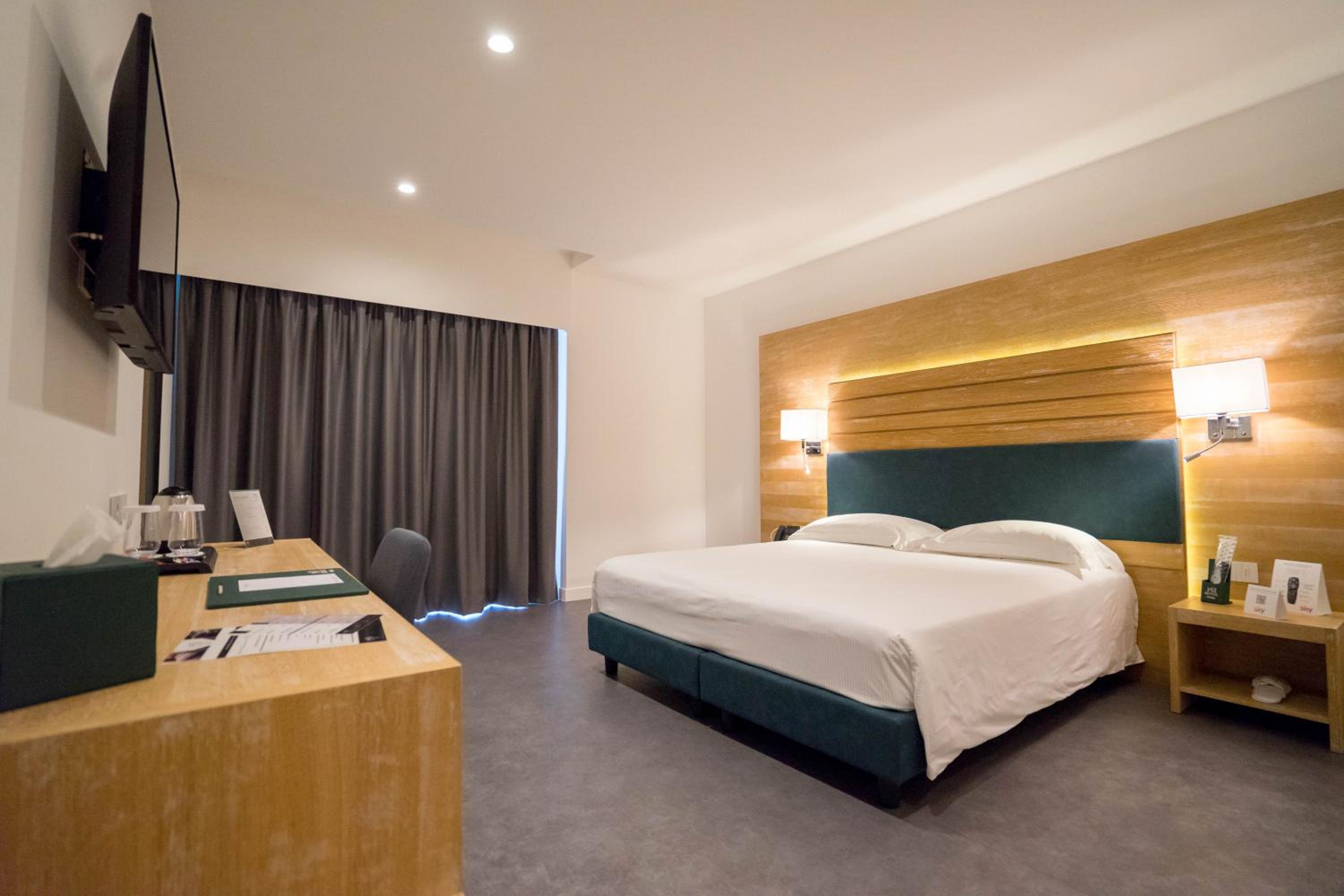 Double Room with Balcony - Photo 13