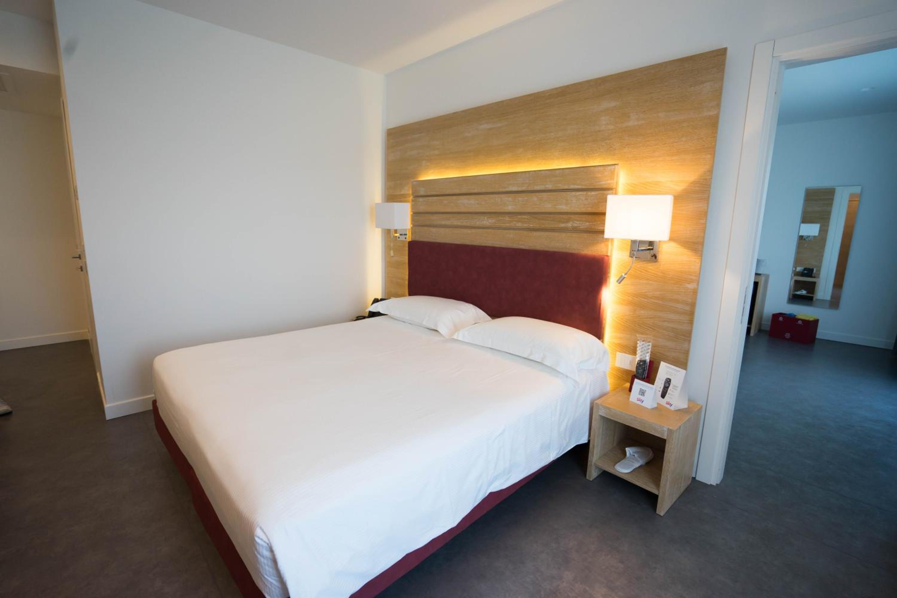 Junior Suite with Balcony - Photo 6