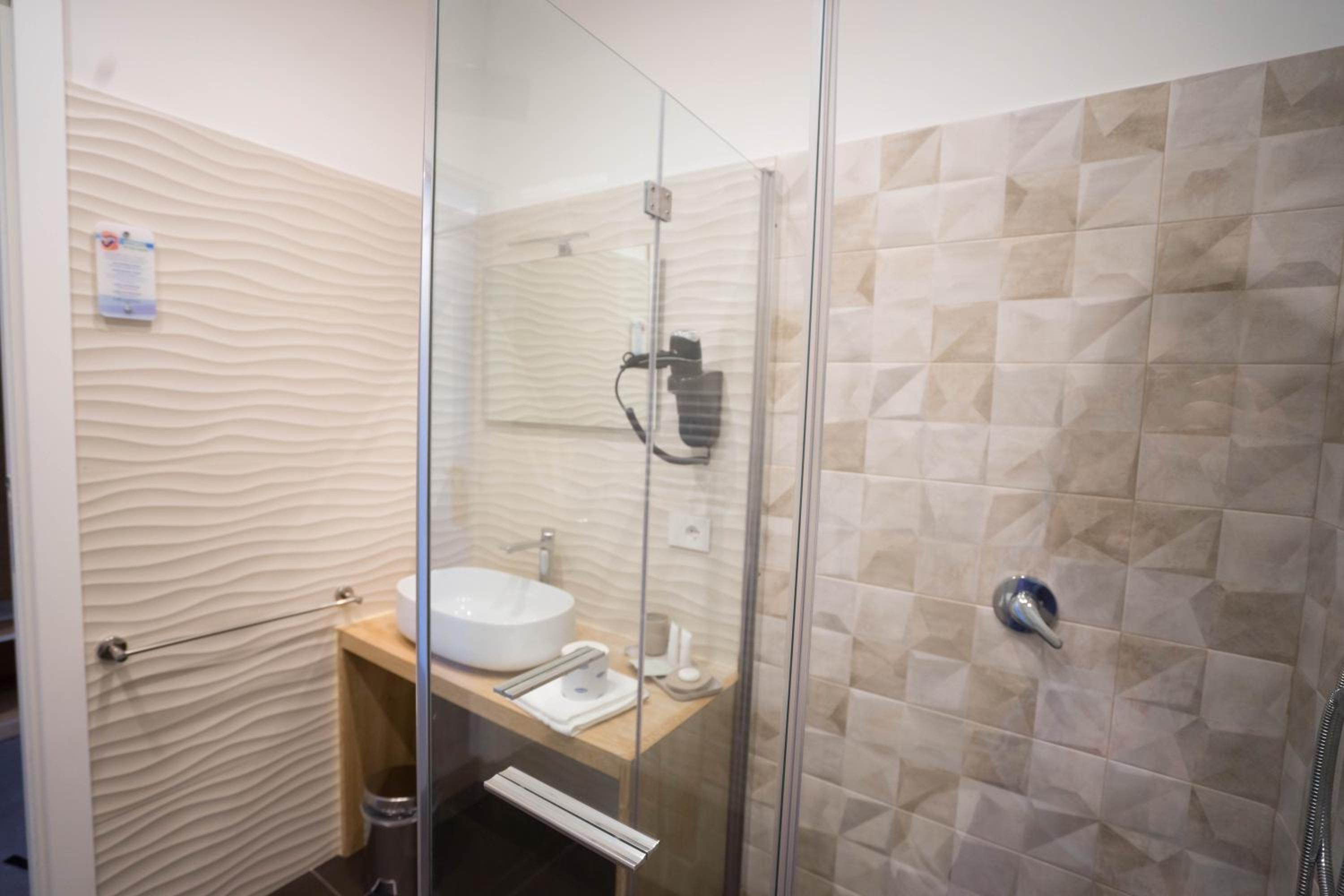 Junior Suite with Balcony - Photo 3