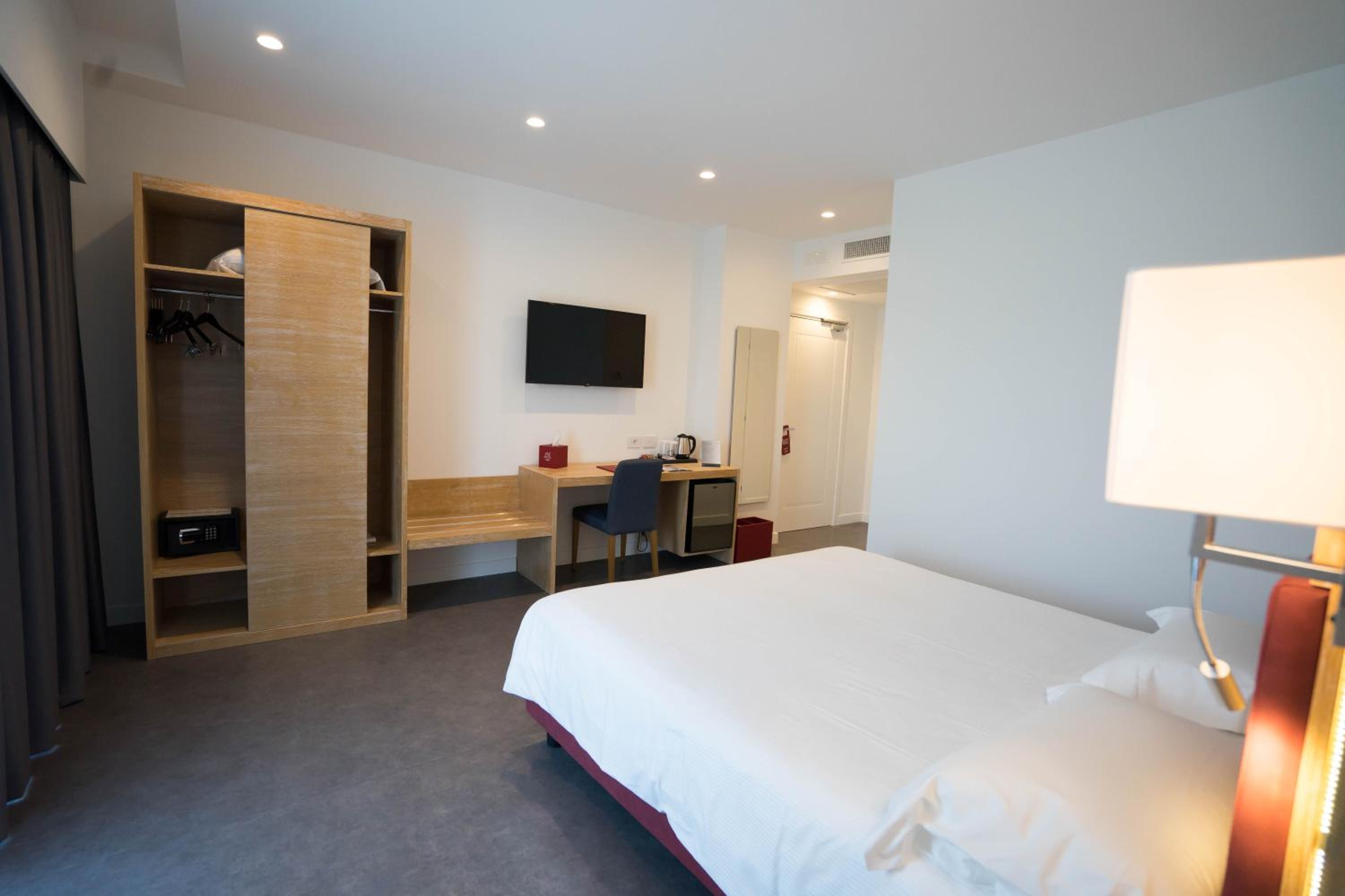 Junior Suite with Balcony - Photo 2