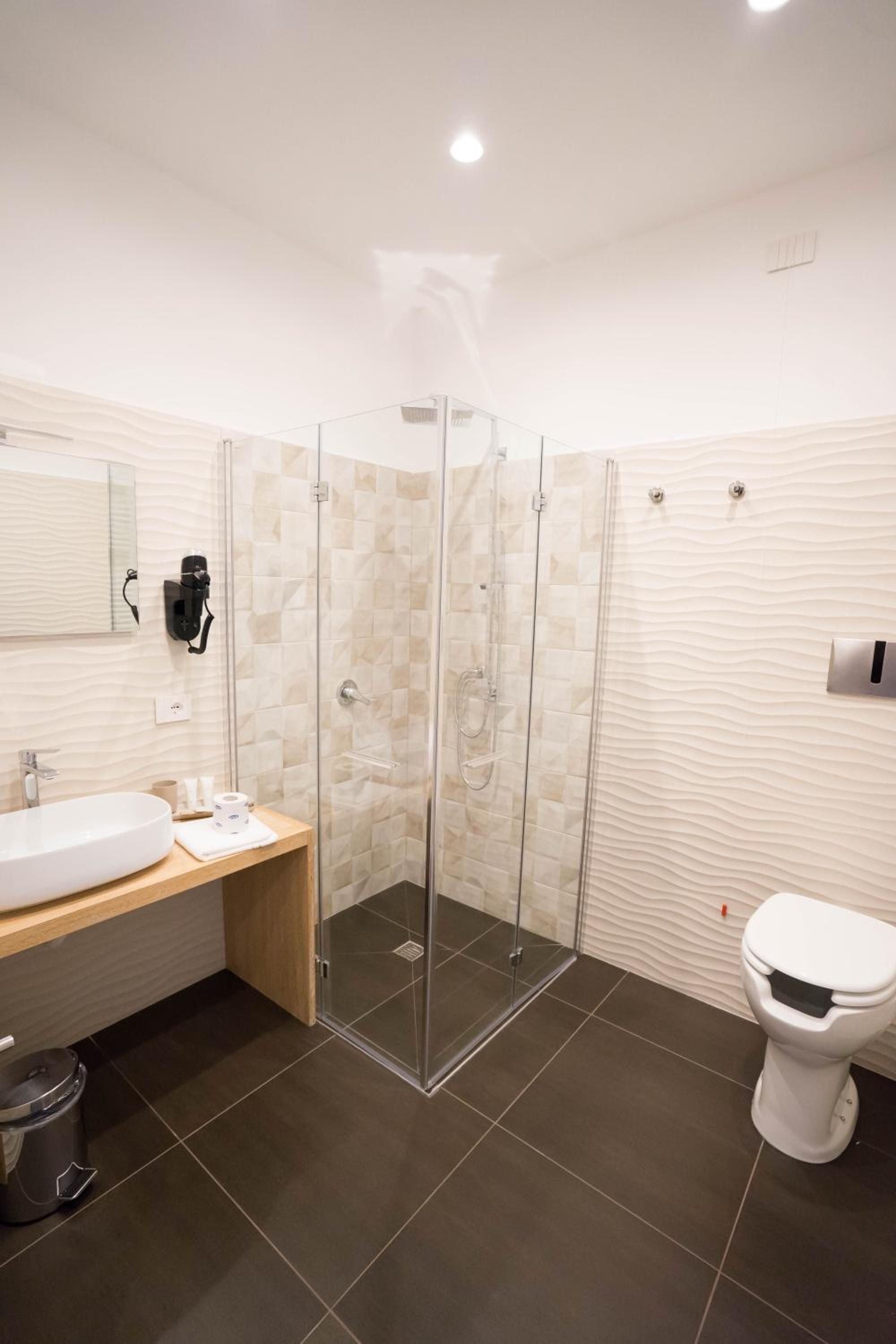 Junior Suite with Balcony - Photo 7