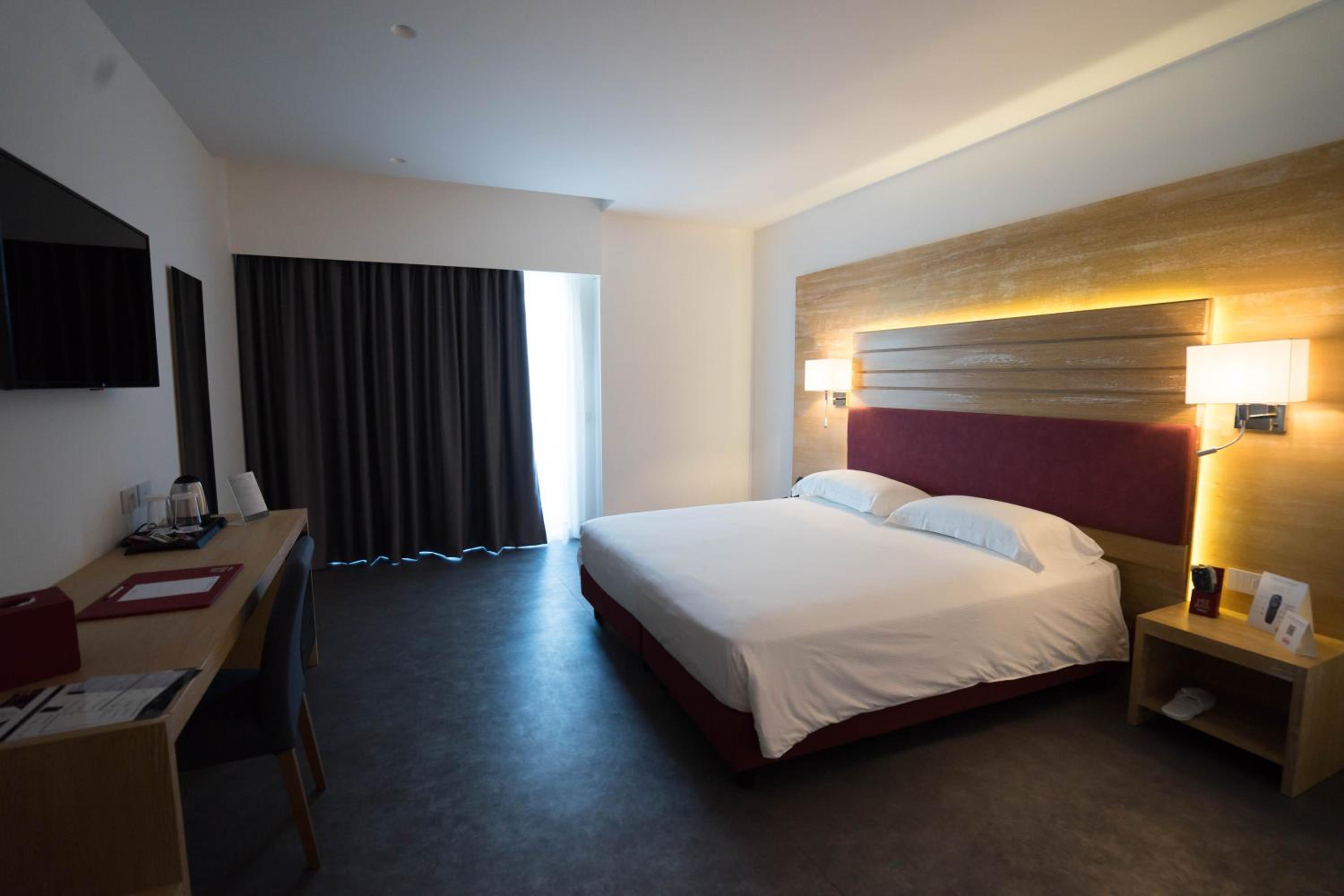 Double Room with Balcony - Photo 10